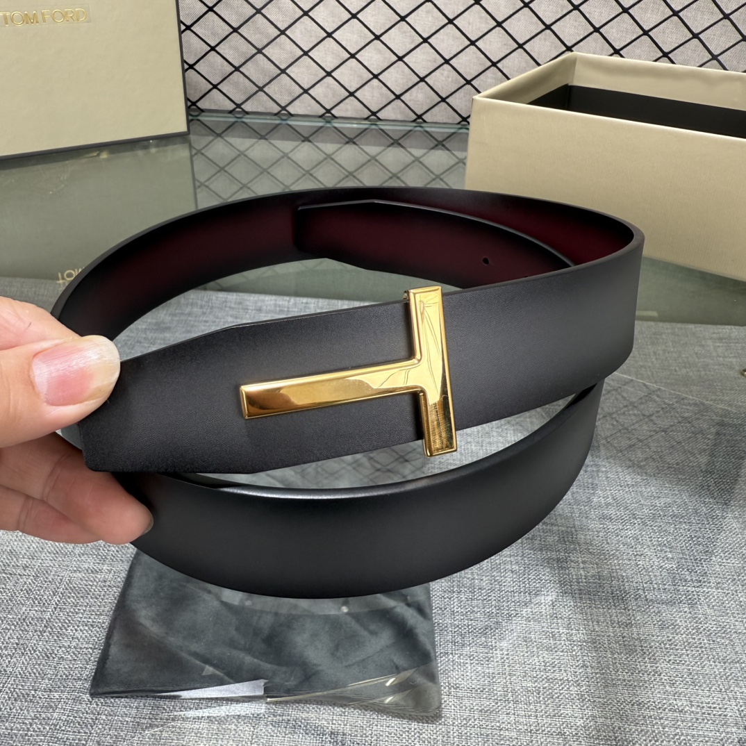 汤姆福特最新网红爆款双面头层牛皮专柜同步3.8宽新款上市了，原版牛皮，搭配铜扣，优雅，大方用的方便。谢谢