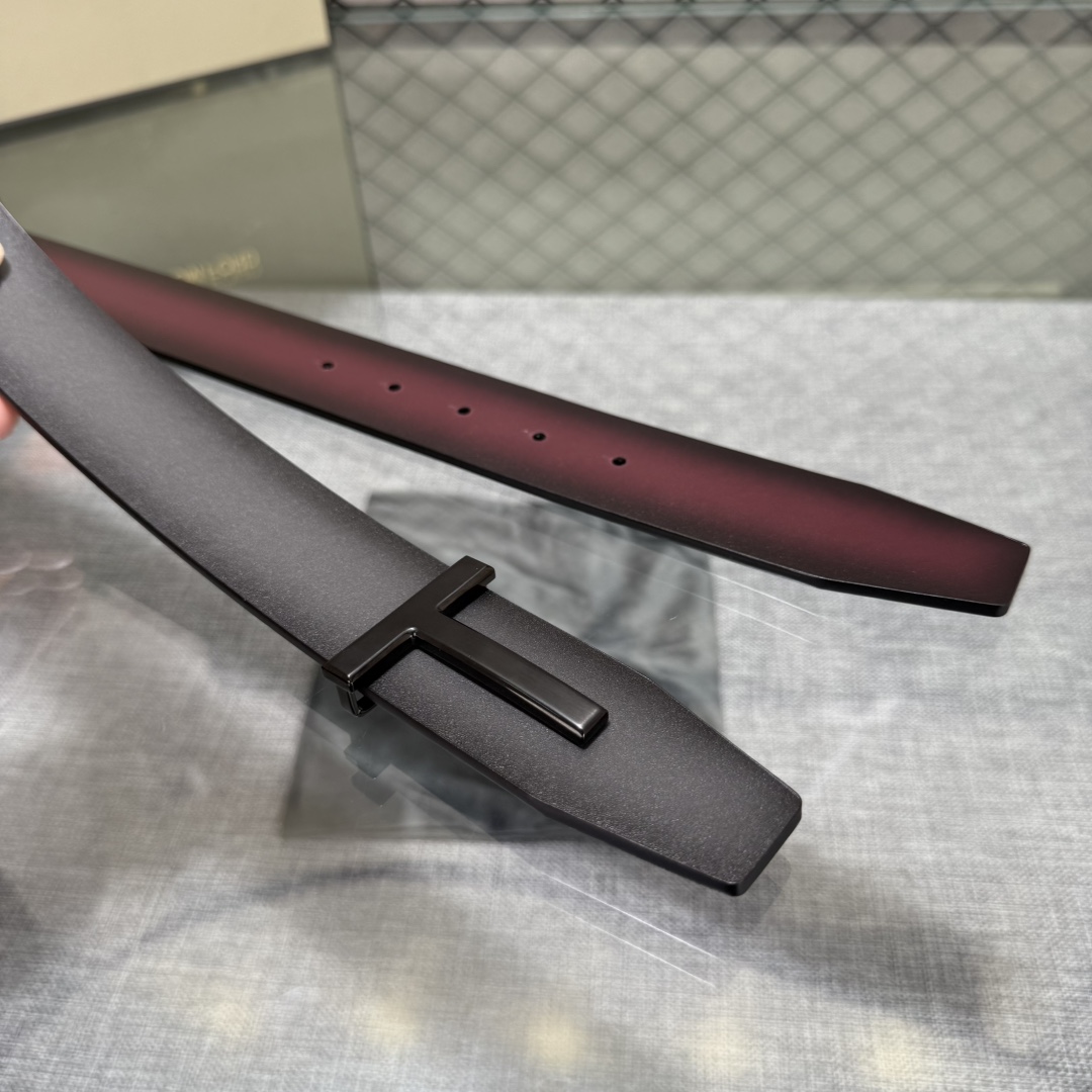 汤姆福特最新网红爆款双面头层牛皮专柜同步3.8宽新款上市了，原版牛皮，搭配铜扣，优雅，大方用的方便。谢谢