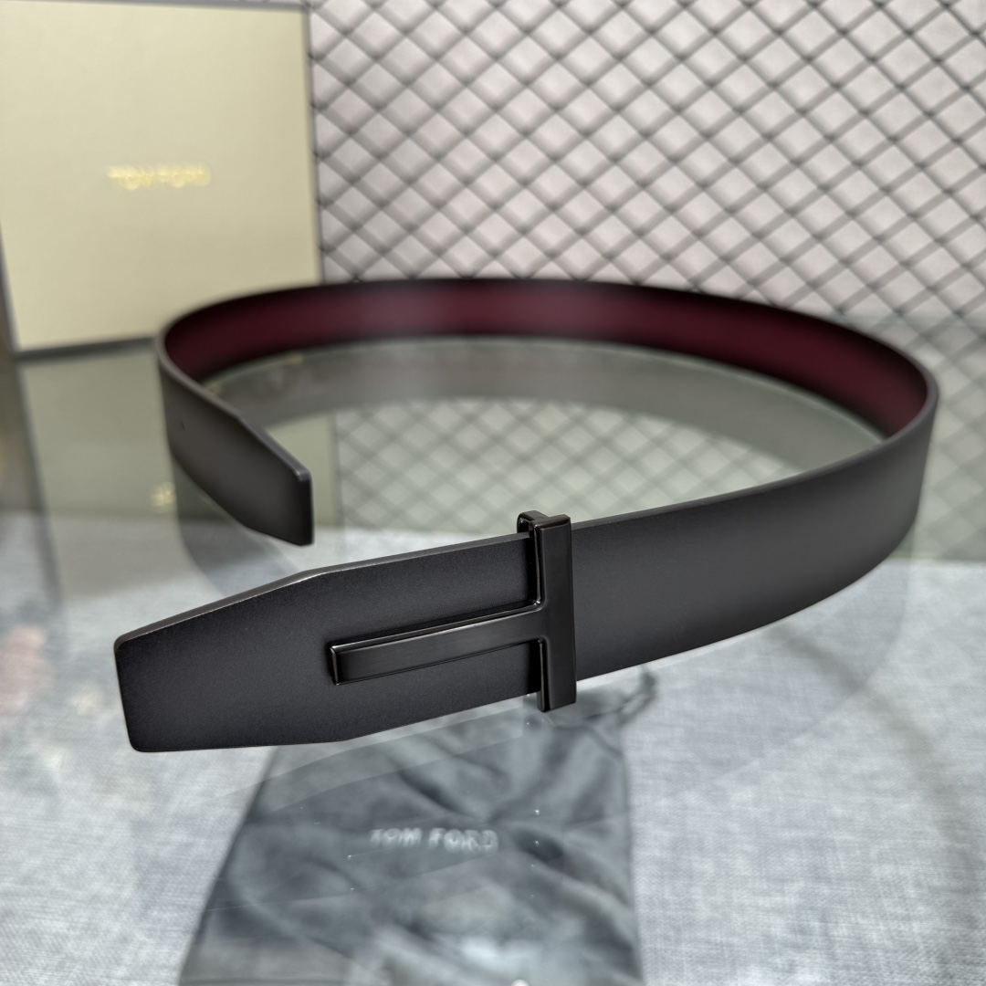 汤姆福特最新网红爆款双面头层牛皮专柜同步3.8宽新款上市了，原版牛皮，搭配铜扣，优雅，大方用的方便。谢谢