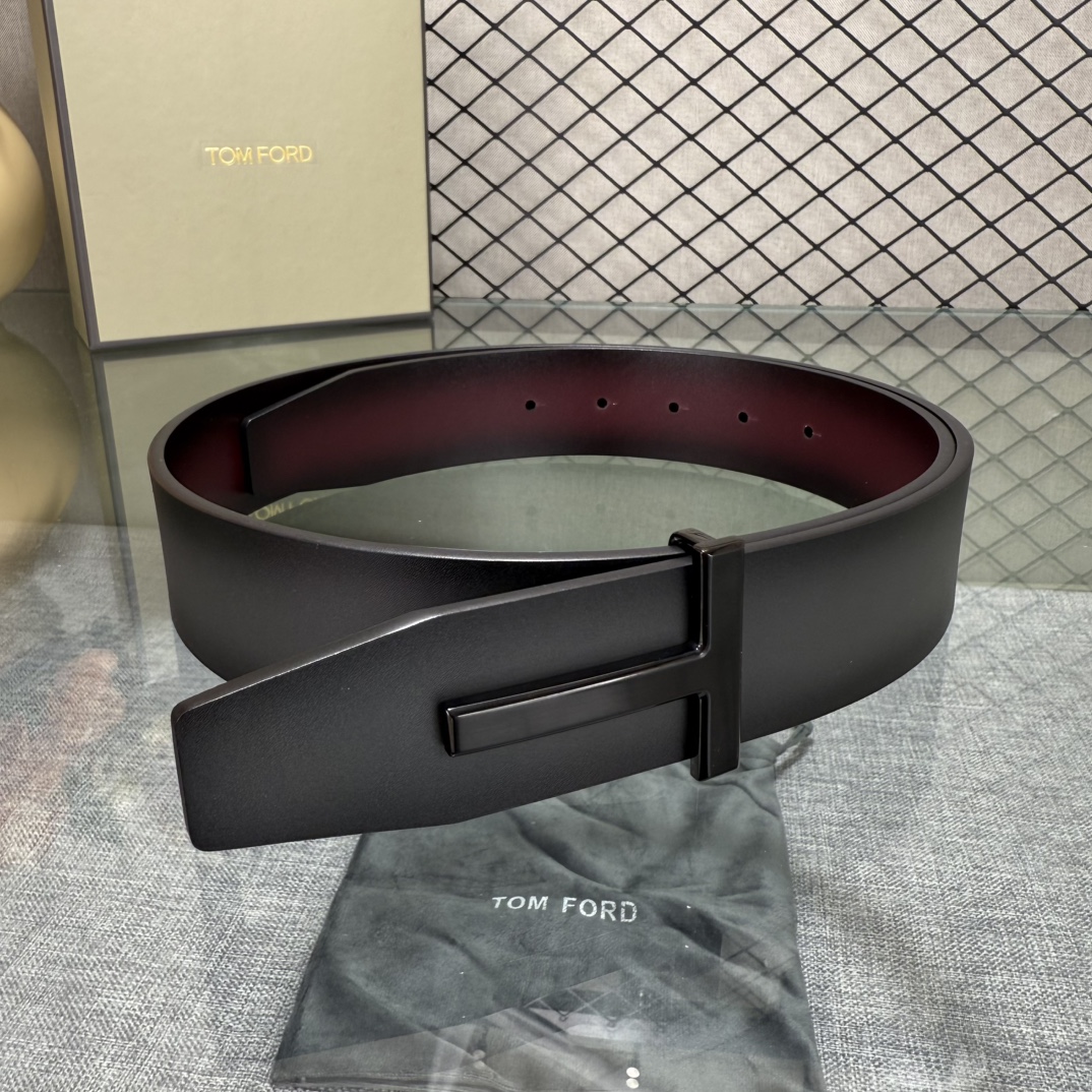 汤姆福特最新网红爆款双面头层牛皮专柜同步3.8宽新款上市了，原版牛皮，搭配铜扣，优雅，大方用的方便。谢谢