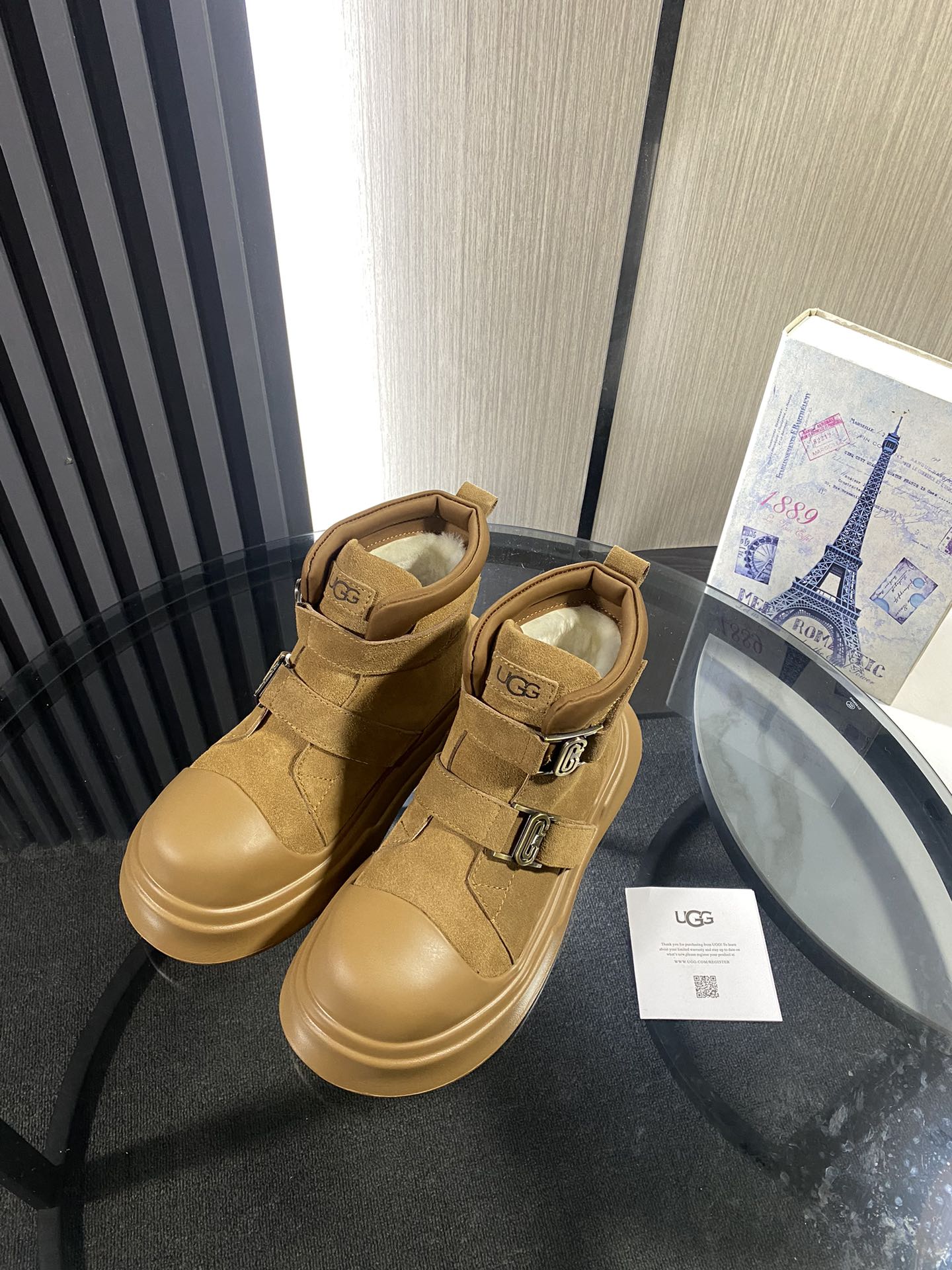 NO:561166,UGG snow boots (available in stock) Large-toe motorcycle boots are a must-have for women in autumn and winter. Warmth artifacts ♂ Originated from Australia, versatile 2025 new style, Longfeng Grade A wool, top quality. Suede cowhide fabric, perfect match with wool, ♂ High elastic foam soles, comfortable, highlighting extraordinary and grand, bronze alloy fasteners, not afraid of breaking the bottom in extreme cold in winter, wear-resistant 5 stars Color maroon coffee  Size 35～40, boots, boots, cowhide19860909UGG雪地靴（现货好拿）  大头机车靴秋冬女性必备.保暖神器♂源自澳洲,百搭2025新款,隆丰A级羊毛,顶级品质.反毛牛皮面料,与羊毛的绝美匹配,♂高弹发泡鞋底,舒适,彰显不凡与大气,古铜合金扣件,冬天极寒不怕断底,耐磨5颗星 颜色栗色 咖色 码数35～40,靴子,boots,cowhide,Women's Shoes