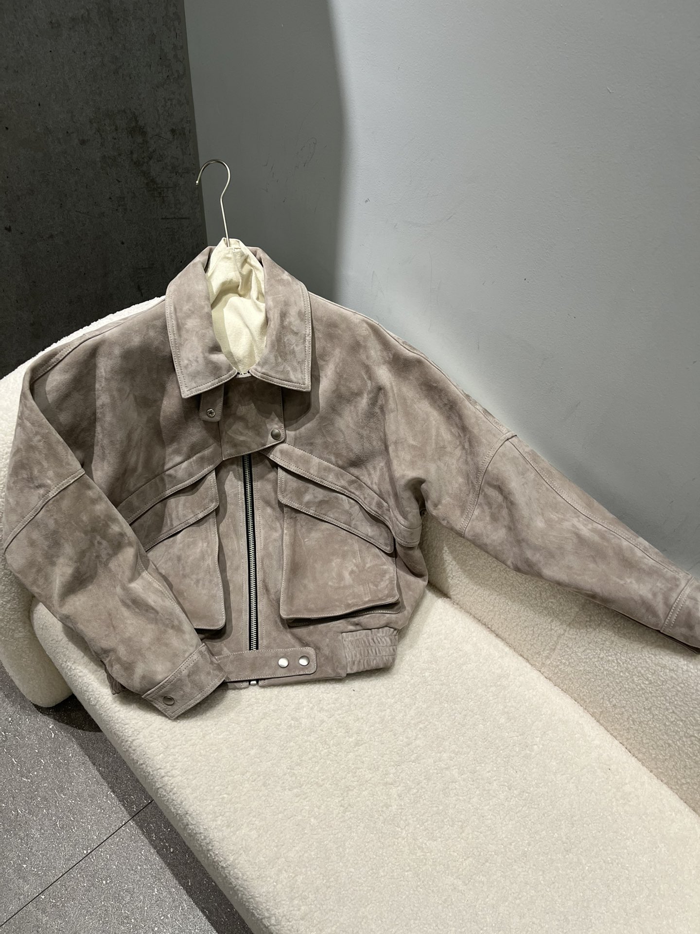 NO:774408,Magdabutrym, available in multiple colors and dark brown, wide version, imported goatskin suede, Miu Miu-clothing, sheepskin,19860909Magdabutrym ,多色可做还有深咖,大阔版,进口山羊皮反绒,缪缪-服装,sheepskin,,Women's clothing