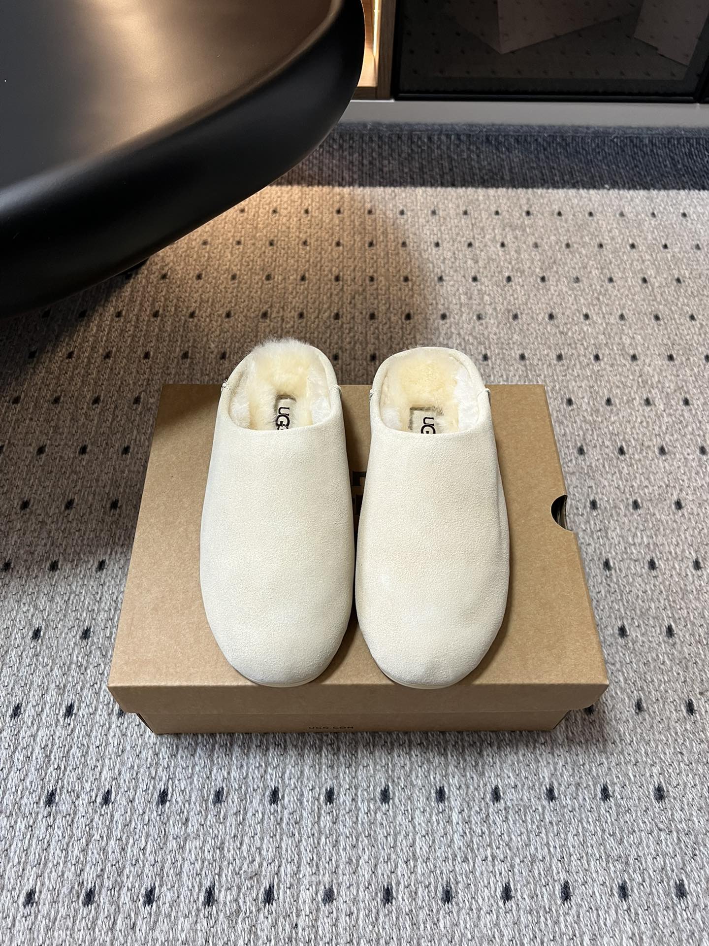 NO:559475,The top version of UGG shallow casual slip-on slip-on shoes. The upper is made of suede leather, with a fine texture and a certain degree of wear resistance. The interior is filled with wool material, which has excellent warmth retention and can provide warmth and care for your feet in cold weather. It can be paired with loose jeans or straight pants, and you can choose casual items such as sweatshirts and sweaters for the upper body to create a comfortable and casual daily look, suitable for shopping, coffee shop and other scenes. The upper is made of high mercerized cow velvet and the lining is integrated with A-grade fur.  EVA foam outsole, size 35-40 (custom-made for 40, non-refundable), half-shoes, hoodie, sweatshirts, jeans, sweaters19860909顶级版本 UGG浅口休闲一脚蹬懒人鞋 鞋面采用反绒皮材质,质感细腻且有一定耐磨性；内里填充羊毛材质,保暖性极佳,能在寒冷天气为双脚提供温暖呵护. 可搭配宽松的牛仔裤或直筒裤,上身选择卫衣、毛衣等休闲单品,打造舒适随性的日常造型,适合逛街、咖啡探店等场景. 鞋面高丝光牛绒 内里隆丰A级皮毛一体 大底EVA发泡 size35-40（40定做不退换）,半拖毛毛鞋,hoodie,sweatshirts,jeans,sweaters,Women's Shoes