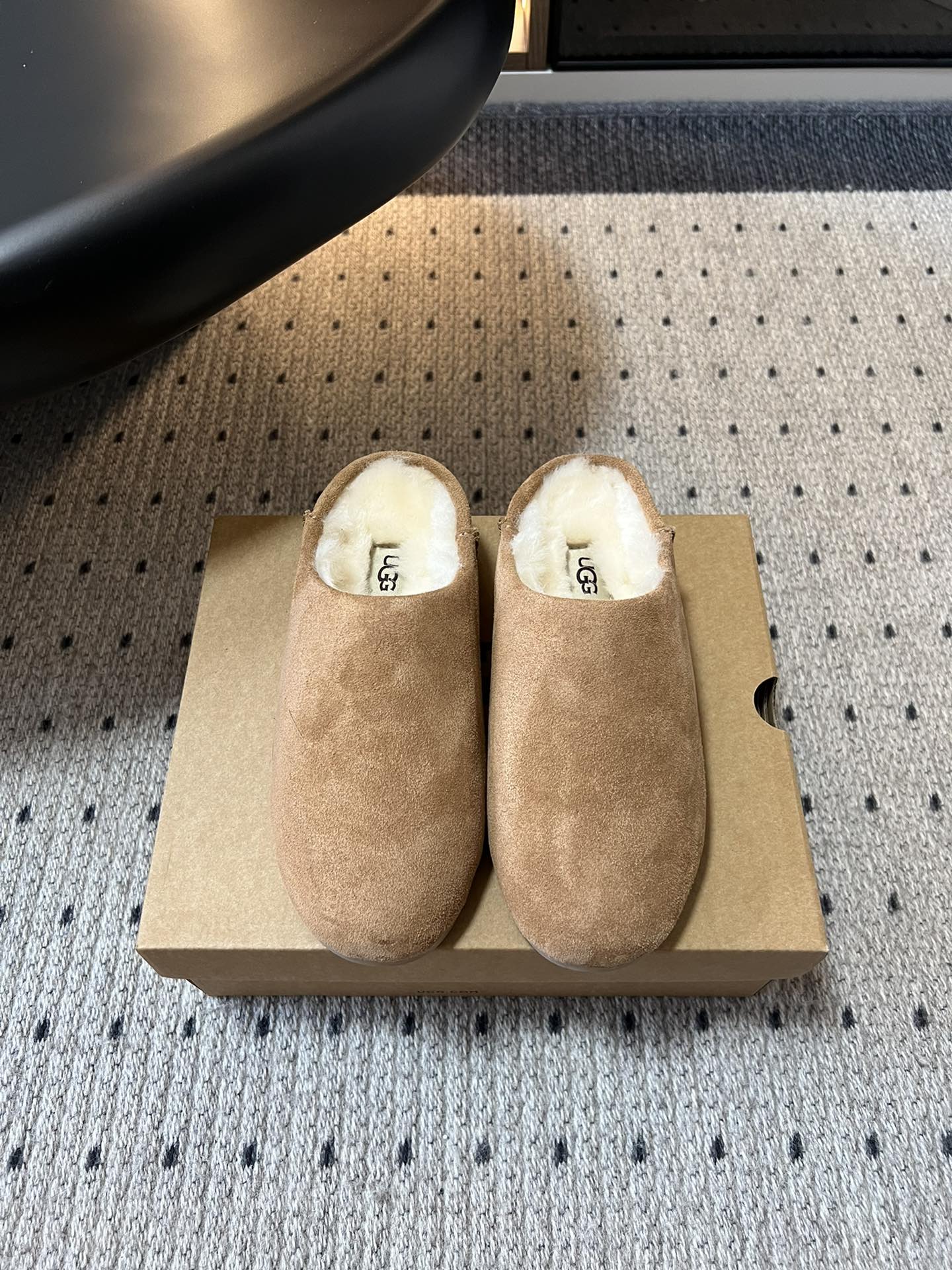 NO:559456,The top version of UGG shallow casual slip-on slip-on shoes. The upper is made of suede leather, with a fine texture and a certain degree of wear resistance. The interior is filled with wool material, which has excellent warmth retention and can provide warmth and care for your feet in cold weather. It can be paired with loose jeans or straight pants, and you can choose casual items such as sweatshirts and sweaters for the upper body to create a comfortable and casual daily look, suitable for shopping, coffee shop and other scenes. The upper is made of high mercerized cow velvet and the lining is integrated with A-grade fur.  EVA foam outsole, size 35-40 (custom-made for 40, non-refundable), half-shoes, hoodie, sweatshirts, jeans, sweaters19860909顶级版本 UGG浅口休闲一脚蹬懒人鞋 鞋面采用反绒皮材质,质感细腻且有一定耐磨性；内里填充羊毛材质,保暖性极佳,能在寒冷天气为双脚提供温暖呵护. 可搭配宽松的牛仔裤或直筒裤,上身选择卫衣、毛衣等休闲单品,打造舒适随性的日常造型,适合逛街、咖啡探店等场景. 鞋面高丝光牛绒 内里隆丰A级皮毛一体 大底EVA发泡 size35-40（40定做不退换）,半拖毛毛鞋,hoodie,sweatshirts,jeans,sweaters,Women's Shoes