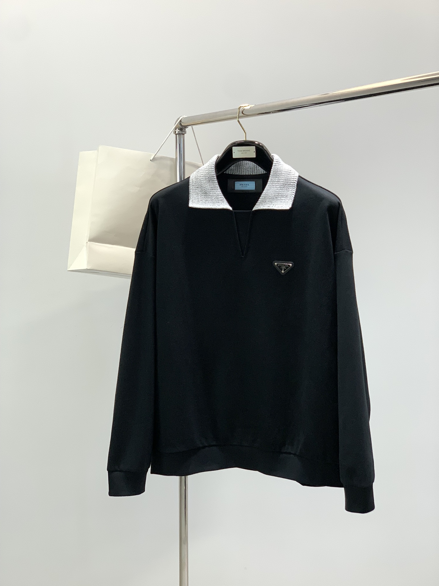 NO:564474,, PRADA Prada, 2025 autumn latest products, available at counters at the same time, fashionable and casual lapel long-sleeved sweatshirt, imported original fabrics, extremely complicated workmanship, the only channel that can be used as a purchasing agent, top-grade rubber printing process letter pattern logo, extremely high-grade, comfortable and versatile, handsome and stylish upper body, 2 colors recommended, size S-XXL,, prada, prada, hoodie, sweatshirts, alexander wang19860909,PRADA 普拉达,2025秋季最新品,专柜同步有售,时尚休闲翻领长袖卫衣,进口原版面料,做工极为复杂,唯一可以做代购级别的渠道狠货,顶级印胶工艺字母图案logo,档次极高,舒适百搭,上身帅气有型,2色推荐,码数S-XXL,,prada,prada,hoodie,sweatshirts,alexander wang,Men's clothing