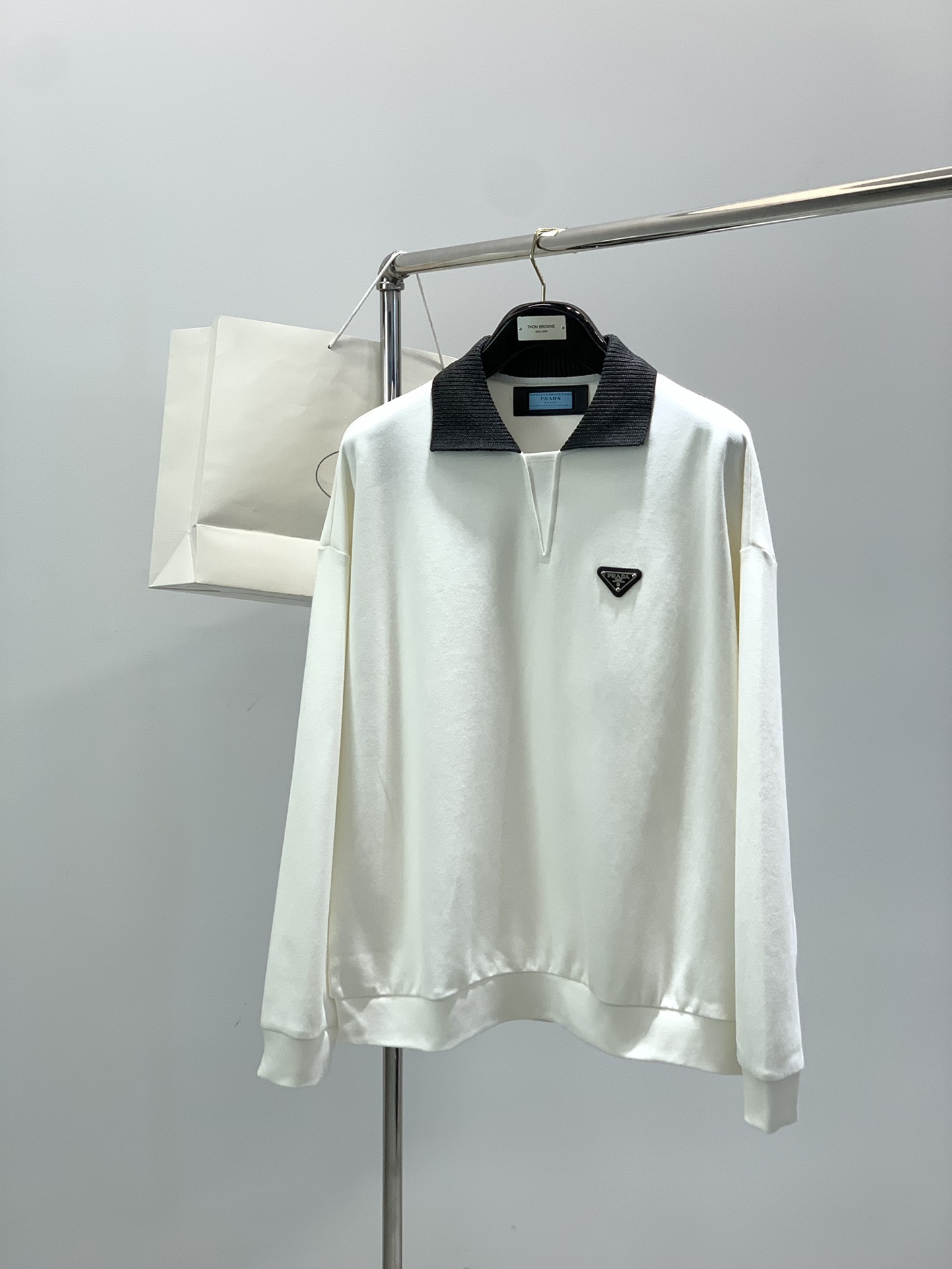 NO:599792,, PRADA Prada, 2025 autumn latest products, available at counters at the same time, fashionable and casual lapel long-sleeved sweatshirt, imported original fabrics, extremely complicated workmanship, the only channel that can be used as a purchasing agent, top-grade rubber printing process letter pattern logo, extremely high-grade, comfortable and versatile, handsome and stylish upper body, 2 colors recommended, size S-XXL,, prada, prada, hoodie, sweatshirts, alexander wang19860909,PRADA 普拉达,2025秋季最新品,专柜同步有售,时尚休闲翻领长袖卫衣,进口原版面料,做工极为复杂,唯一可以做代购级别的渠道狠货,顶级印胶工艺字母图案logo,档次极高,舒适百搭,上身帅气有型,2色推荐,码数S-XXL,,prada,prada,hoodie,sweatshirts,alexander wang,Men's clothing