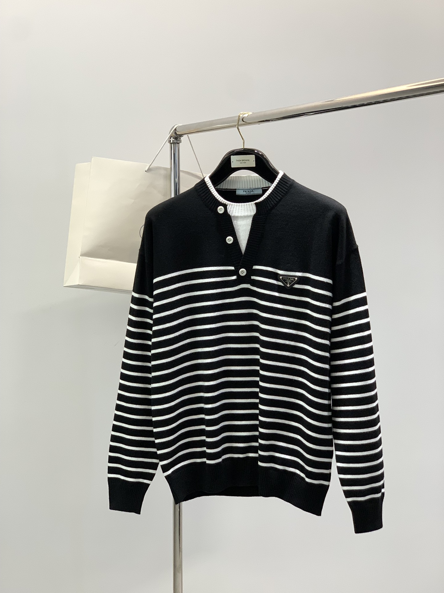 NO:564512,, PRADA Prada, 2025 autumn latest products, available at counters simultaneously, fashionable and casual round-neck long-sleeved knitted top, imported original fabrics, extremely complex workmanship, the only channel that can be used as a purchasing agent, top-grade rubber printing technology letter pattern logo, extremely high-grade, comfortable and versatile, handsome and stylish upper body, 2 colors recommended, size S-XXL,, prada, prada, alexander wang19860909,PRADA 普拉达,2025秋季最新品,专柜同步有售,时尚休闲圆领长袖针织上衣,进口原版面料,做工极为复杂,唯一可以做代购级别的渠道狠货,顶级印胶工艺字母图案logo,档次极高,舒适百搭,上身帅气有型,2色推荐,码数S-XXL,,prada,prada,alexander wang,Men's clothing