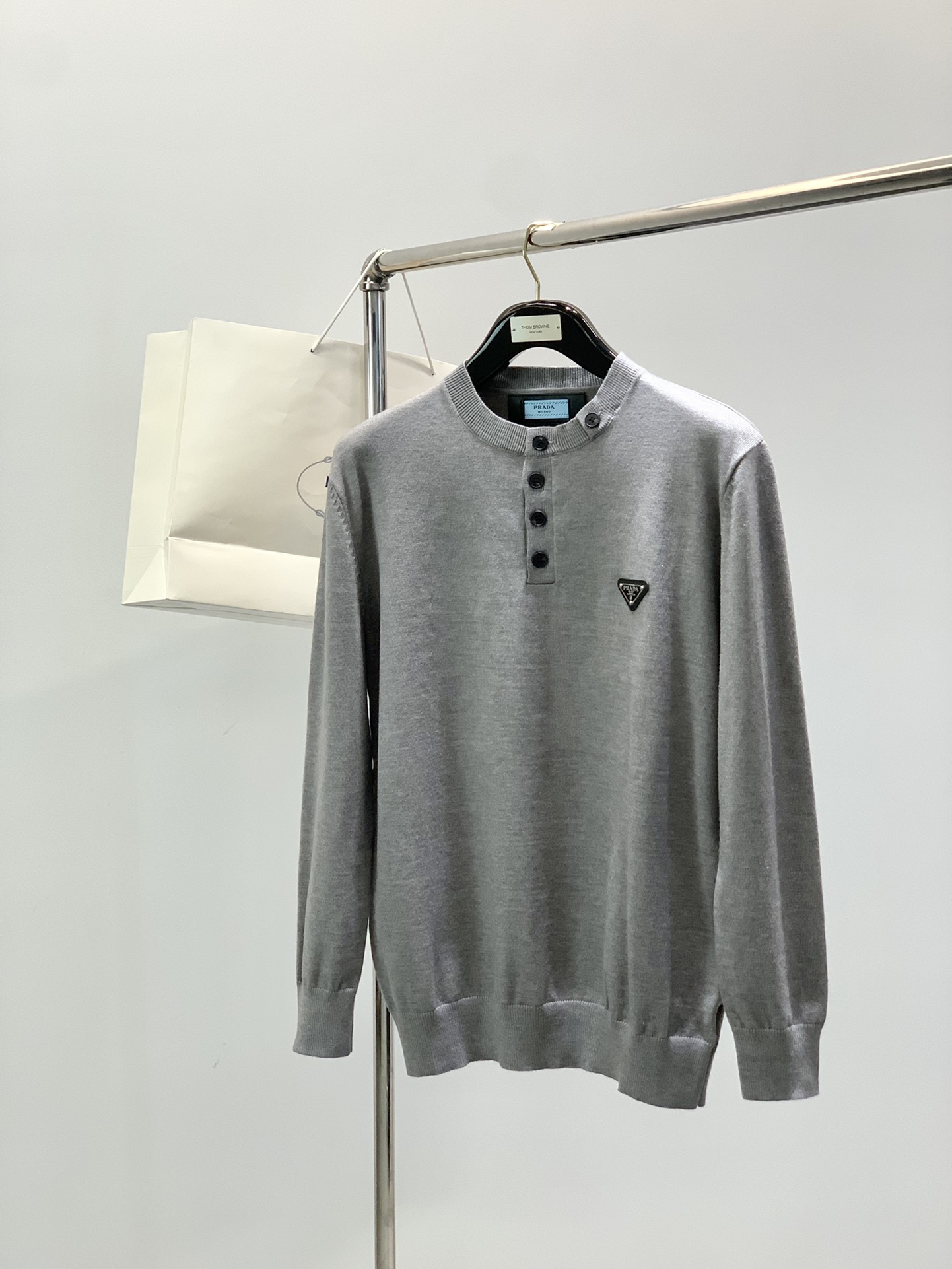 NO:564419,, PRADA Prada, 2025 autumn latest products, available at counters simultaneously, fashionable and casual round-neck long-sleeved knitted top, imported original fabrics, extremely complex workmanship, the only channel that can be used as a purchasing agent, top-grade rubber printing technology letter pattern logo, extremely high-grade, comfortable and versatile, handsome and stylish upper body, 2 colors recommended, size S-XXL,, prada, prada, alexander wang19860909,PRADA 普拉达,2025秋季最新品,专柜同步有售,时尚休闲圆领长袖针织上衣,进口原版面料,做工极为复杂,唯一可以做代购级别的渠道狠货,顶级印胶工艺字母图案logo,档次极高,舒适百搭,上身帅气有型,2色推荐,码数S-XXL,,prada,prada,alexander wang,Men's clothing