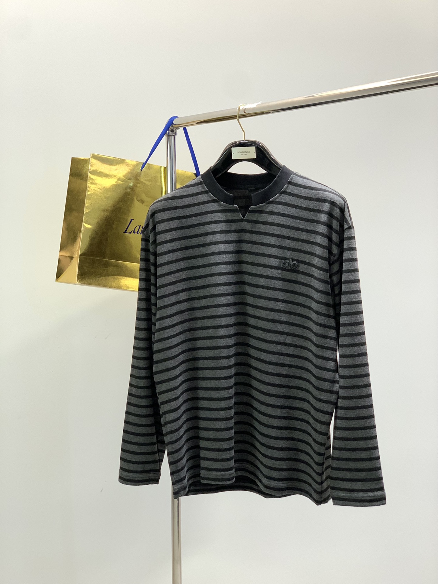 NO:564532,, alo Alo, the latest model in autumn 2025, available at counters simultaneously, original order, fashionable and casual round neck long-sleeved T-shirt, the upper body is very unique!  Eye-catching and bright, imported original fabrics, top embroidery craftsmanship letter pattern decoration logo, simple yet fashionable, classic atmosphere, comfortable and breathable, handsome and stylish upper body, 2 colors recommended, size M-4XL,, tees, t-shirt, alexander wang19860909,alo 阿洛,2025秋季最新款,专柜同步有售,原单狠货,时尚休闲圆领长袖T恤,上身很有特点！吸睛而有亮点,进口原版面料,顶级刺绣工艺字母图案装饰Logo,简单而不失时尚,经典大气,舒适透气,上身帅气有型,2色推荐,码数M-4XL,,tees，t-shirt,alexander wang,Men's clothing