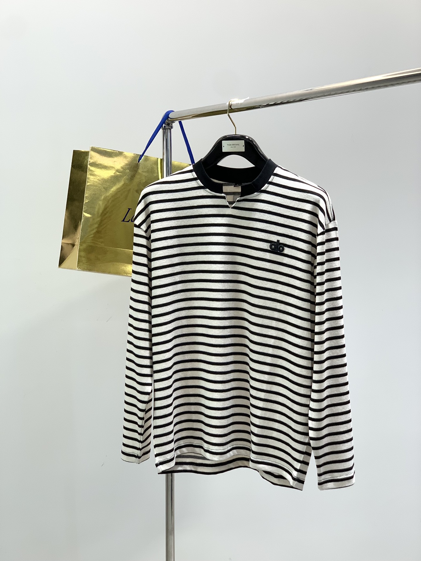 NO:599804,, alo Alo, the latest model in autumn 2025, available at counters at the same time, original order, fashionable and casual round neck long-sleeved T-shirt, the upper body is very unique!  Eye-catching and bright, imported original fabrics, top embroidery craftsmanship letter pattern decoration logo, simple yet fashionable, classic atmosphere, comfortable and breathable, handsome and stylish upper body, 2 colors recommended, size M-4XL,, tees, t-shirt, alexander wang19860909,alo 阿洛,2025秋季最新款,专柜同步有售,原单狠货,时尚休闲圆领长袖T恤,上身很有特点！吸睛而有亮点,进口原版面料,顶级刺绣工艺字母图案装饰Logo,简单而不失时尚,经典大气,舒适透气,上身帅气有型,2色推荐,码数M-4XL,,tees，t-shirt,alexander wang,Men's clothing