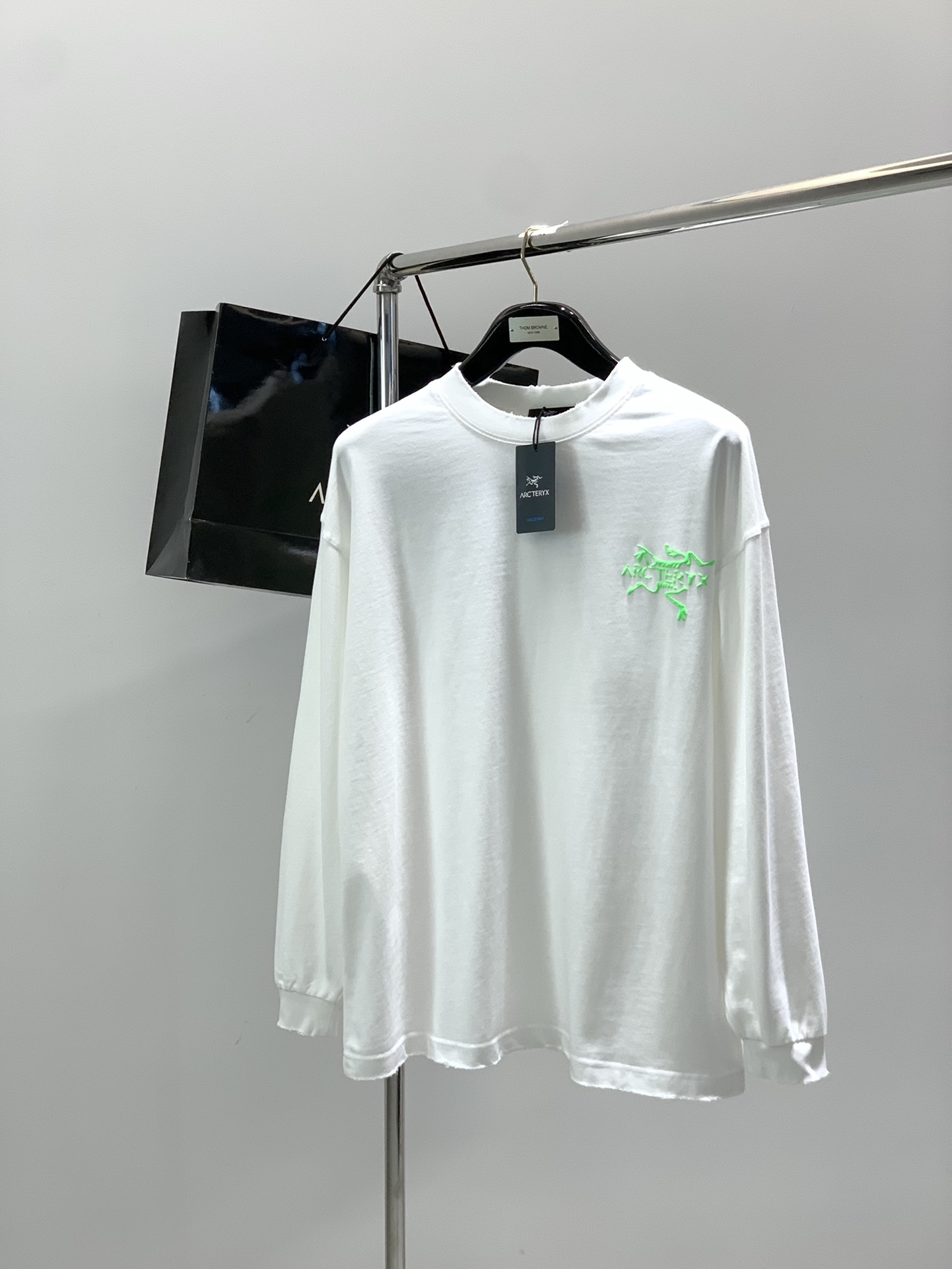 NO:564500,, ARCTERYX, 2025 Autumn AW new product, fashionable and casual round neck long-sleeved T-shirt, available at counters, original goods, imported original fabrics, extremely complex craftsmanship, visually very elegant and fashionable, noble and elegant, from the main fabric to the detailed craftsmanship, highlighting the ingenuity of fashion, 2 colors recommended, size M-2XL, arc'teryx, tees, t-shirt, alexander wang19860909,ARCTERYX 始祖鸟,2025秋季AW新品,时尚休闲圆领长袖T恤,专柜同步有售,原单狠货,进口原版面料,工艺极度复杂,视觉相当雅致时髦,高贵而优雅,从主体面料到细节工艺,彰显时装的匠心所在,2色推荐,码数M-2XL,arc'teryx,tees，t-shirt,alexander wang,Men's clothing