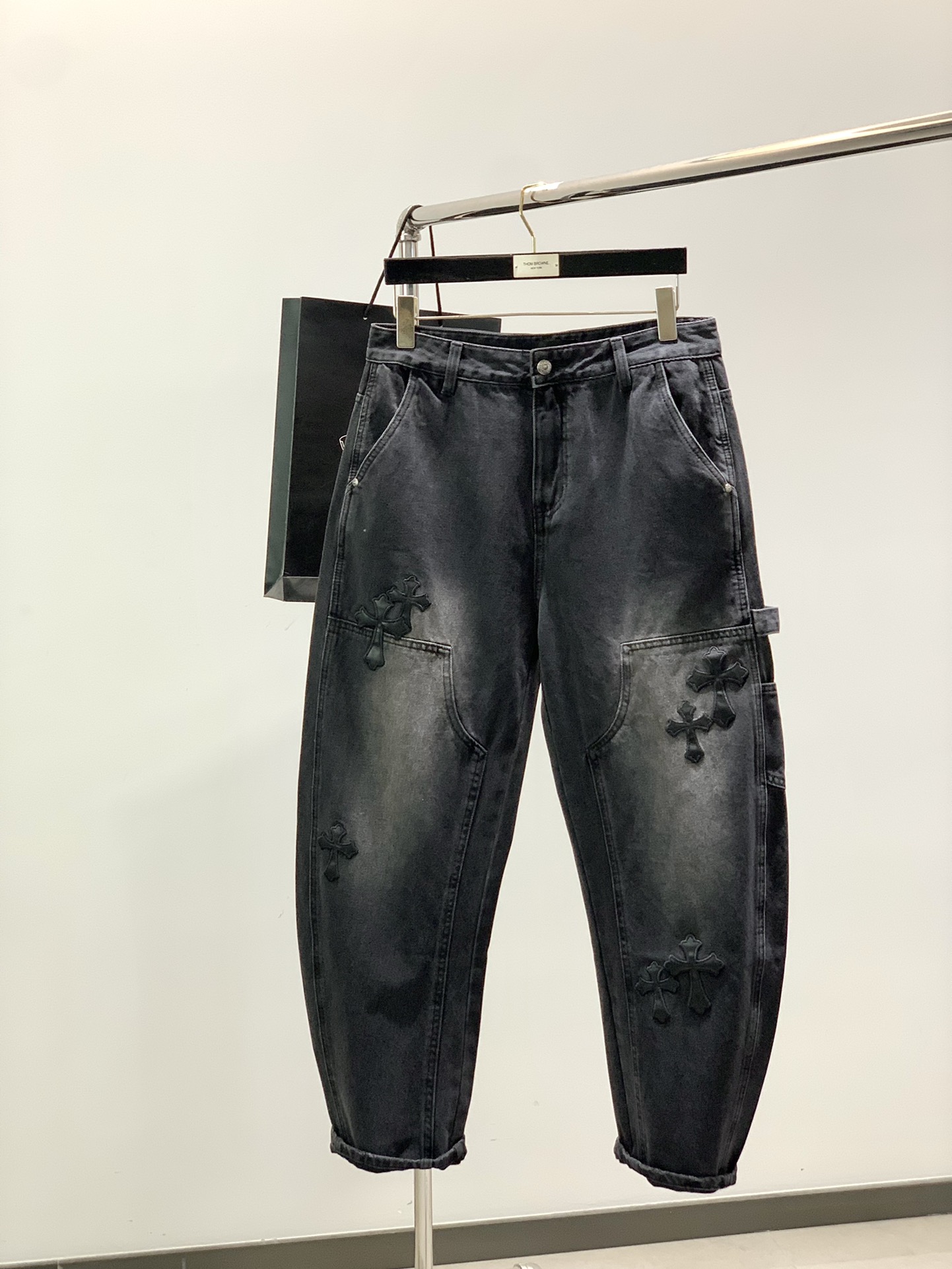 NO:564494,, Chrome Hearts, 2025 autumn new product, available at counters simultaneously, original goods, fashionable and casual washed jeans, using imported original fabrics, top embroidery crafts letter pattern logo, original hardware accessories decoration, unique design, fashionable and handsome upper body, size S-3XL,, chrome hearts, chrome hearts, jeans, alexander wang19860909,Chrome Hearts 克罗心,2025秋季新品,专柜同步有售,原单狠货,时尚休闲水洗牛仔裤,采用进口原版面料,顶级刺绣工艺字母图案logo,原版五金辅料装饰,独特设计,上身时尚帅气,码数S-3XL,,chrome hearts,chrome hearts,jeans,alexander wang,Men's clothing