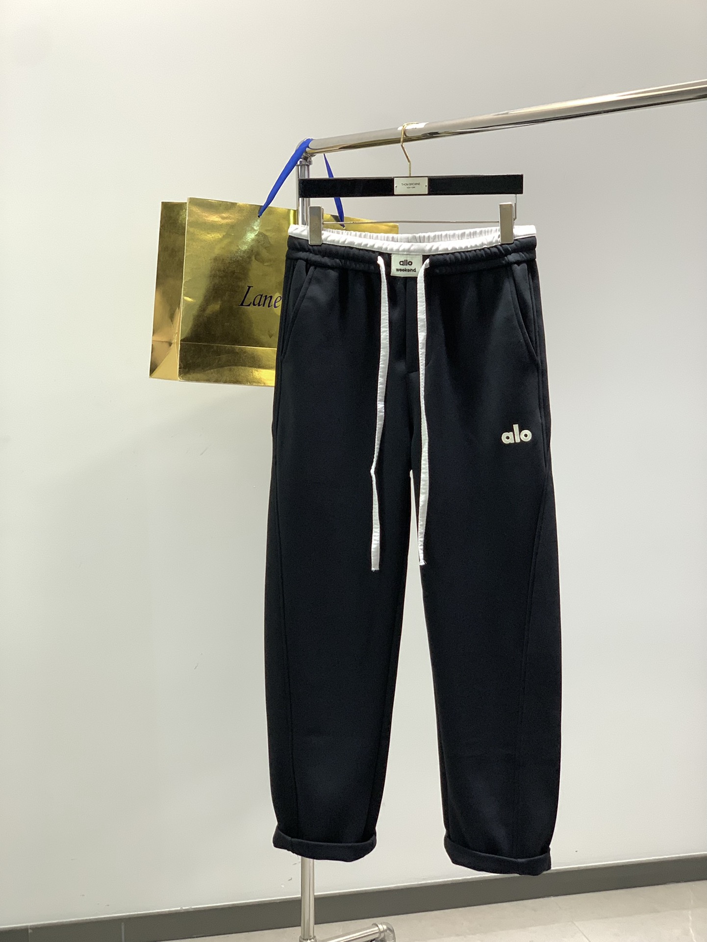 NO:564506,, alo Alo, the latest model for autumn and winter 2025, available at counters at the same time, original order, fashionable casual pants, the upper body is very unique!  Eye-catching and bright, imported original fabrics, top embroidery craftsmanship letter pattern decorative logo, simple yet fashionable, classic atmosphere, comfortable and breathable, handsome and stylish upper body, 3 colors recommended, size M-3XL,, alexander wang19860909,alo 阿洛,2025秋冬最新款,专柜同步有售,原单狠货,时尚休闲裤,上身很有特点！吸睛而有亮点,进口原版面料,顶级刺绣工艺字母图案装饰Logo,简单而不失时尚,经典大气,舒适透气,上身帅气有型,3色推荐,码数M-3XL,,alexander wang,Men's clothing