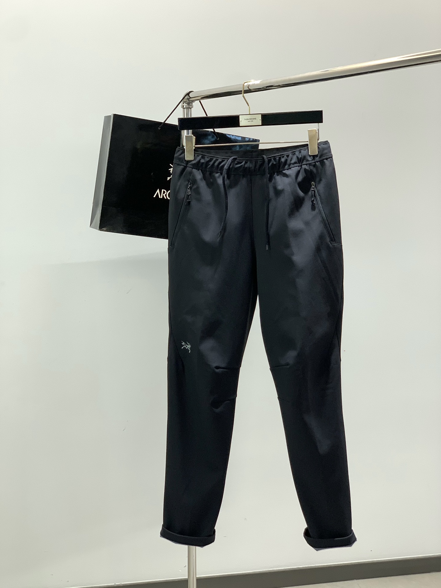 NO:564444,, ARCTERYX, 2025 autumn new product, fashionable casual pants, available at the counter simultaneously, original order, imported original fabric, top embroidery crafts letter pattern logo, extremely high grade, easy to match, handsome and stylish upper body, 2 colors recommended, size M-4XL, arc'teryx, alexander wang19860909,ARCTERYX 始祖鸟,2025秋季新品,时尚休闲裤,专柜同步有售,原单狠货,采用进口原版面料,顶级刺绣工艺字母图案logo,档次极高,从容百搭,上身帅气有型,2色推荐,码数M-4XL,arc'teryx,alexander wang,Men's clothing