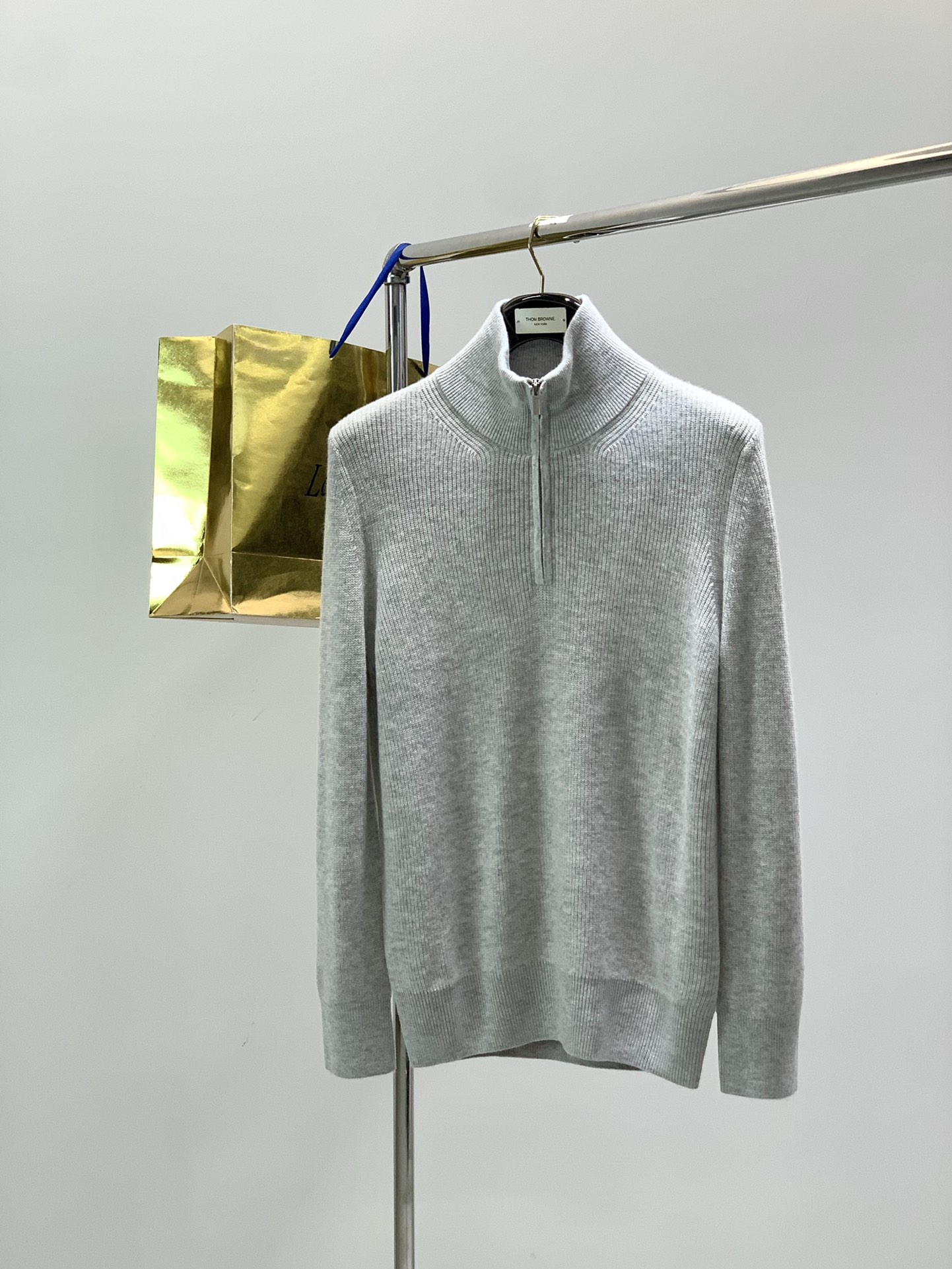 NO:703292,, LP (Loro Piana), the latest autumn and winter products, available at counters at the same time, original order, fashionable and casual half-turtle collar knitted long-sleeved sweater, made of imported original fabrics, top-notch knitting technology, letter pattern decoration logo, extremely high-grade, comfortable and versatile, and the upper body is very handsome!  2 colors recommended, size M-3XL Size4850525456, length 6668707274, bust 108112116120124, shoulder width 6142434445, sleeve length 6061.56364.566,,loro piana,loro piana,sweaters,19860909,LP(Loro Piana ),秋冬最新品,专柜同步有售,原单狠货,时尚休闲半高领针织长袖毛衣,采用进口原版面料,顶级针织工艺字母图案装饰logo,档次极高,舒适百搭,上身帅气十足！2色推荐,码数M-3XL Size4850525456 衣长6668707274 胸围108112116120124 肩宽6142434445 袖长6061.56364.566,,loro piana,loro piana,sweaters,,Men's clothing