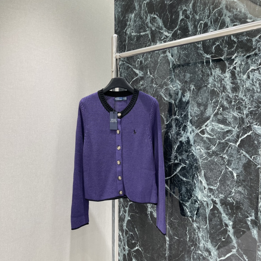 拉夫 25秋冬新款 撞色针织开衫 领口撞色设计 不仅修饰了颈部线条 还增添了几分干练与帅气！👔✨拉夫小马