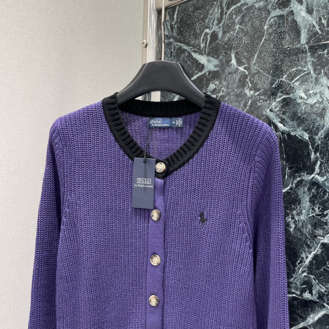 拉夫 25秋冬新款 撞色针织开衫 领口撞色设计 不仅修饰了颈部线条 还增添了几分干练与帅气！👔✨拉夫小马