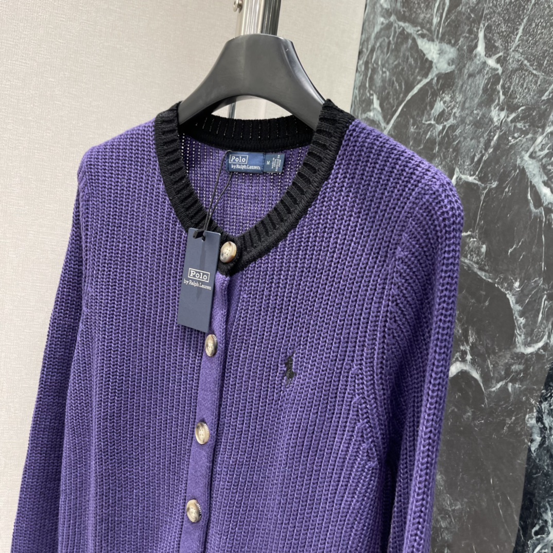 拉夫 25秋冬新款 撞色针织开衫 领口撞色设计 不仅修饰了颈部线条 还增添了几分干练与帅气！👔✨拉夫小马