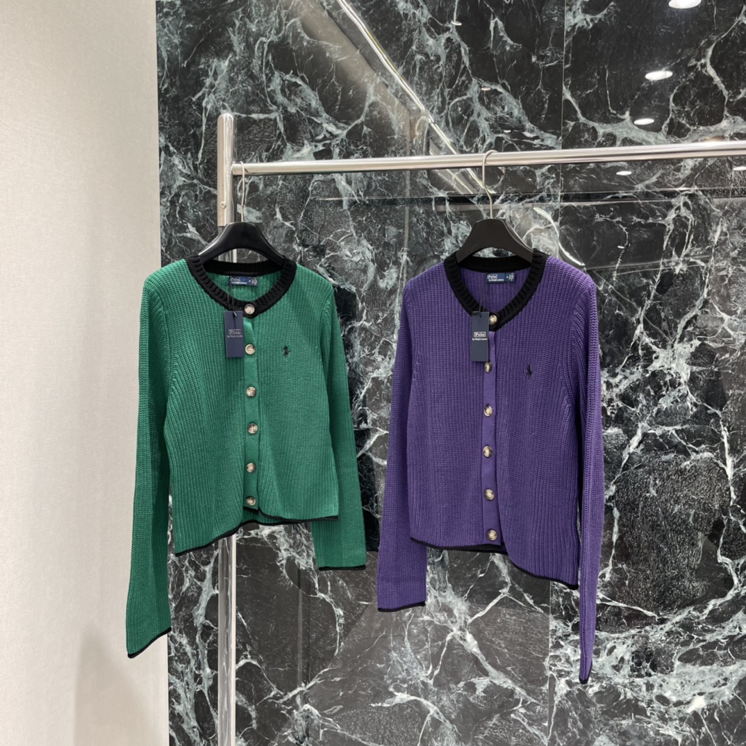 拉夫 25秋冬新款 撞色针织开衫 领口撞色设计 不仅修饰了颈部线条 还增添了几分干练与帅气！👔✨拉夫小马