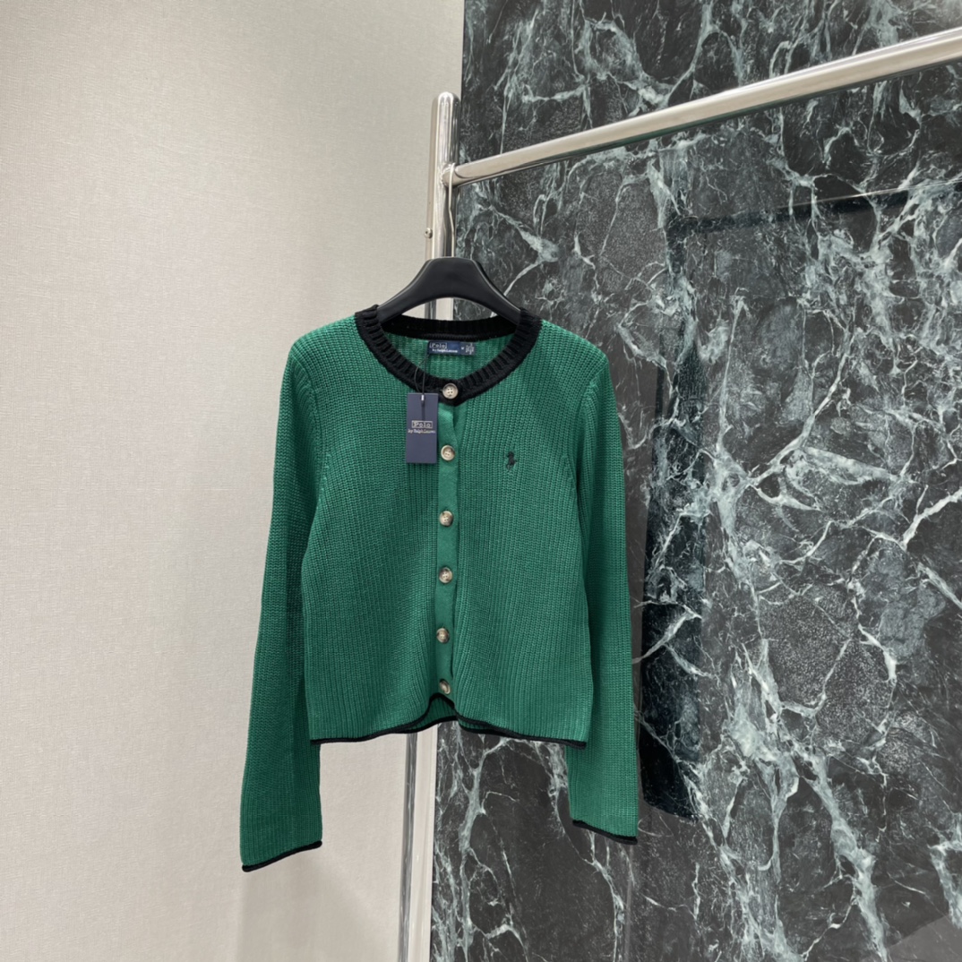 拉夫 25秋冬新款 撞色针织开衫 领口撞色设计 不仅修饰了颈部线条 还增添了几分干练与帅气！👔✨拉夫小马