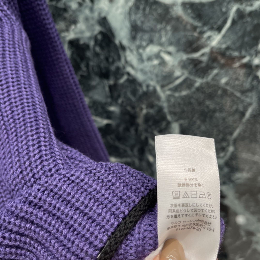 拉夫 25秋冬新款 撞色针织开衫 领口撞色设计 不仅修饰了颈部线条 还增添了几分干练与帅气！👔✨拉夫小马