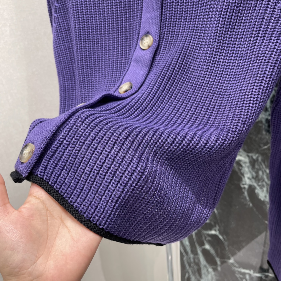 拉夫 25秋冬新款 撞色针织开衫 领口撞色设计 不仅修饰了颈部线条 还增添了几分干练与帅气！👔✨拉夫小马