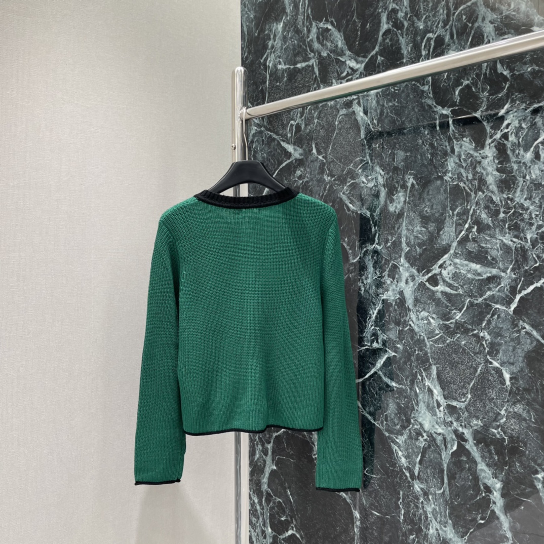 拉夫 25秋冬新款 撞色针织开衫 领口撞色设计 不仅修饰了颈部线条 还增添了几分干练与帅气！👔✨拉夫小马