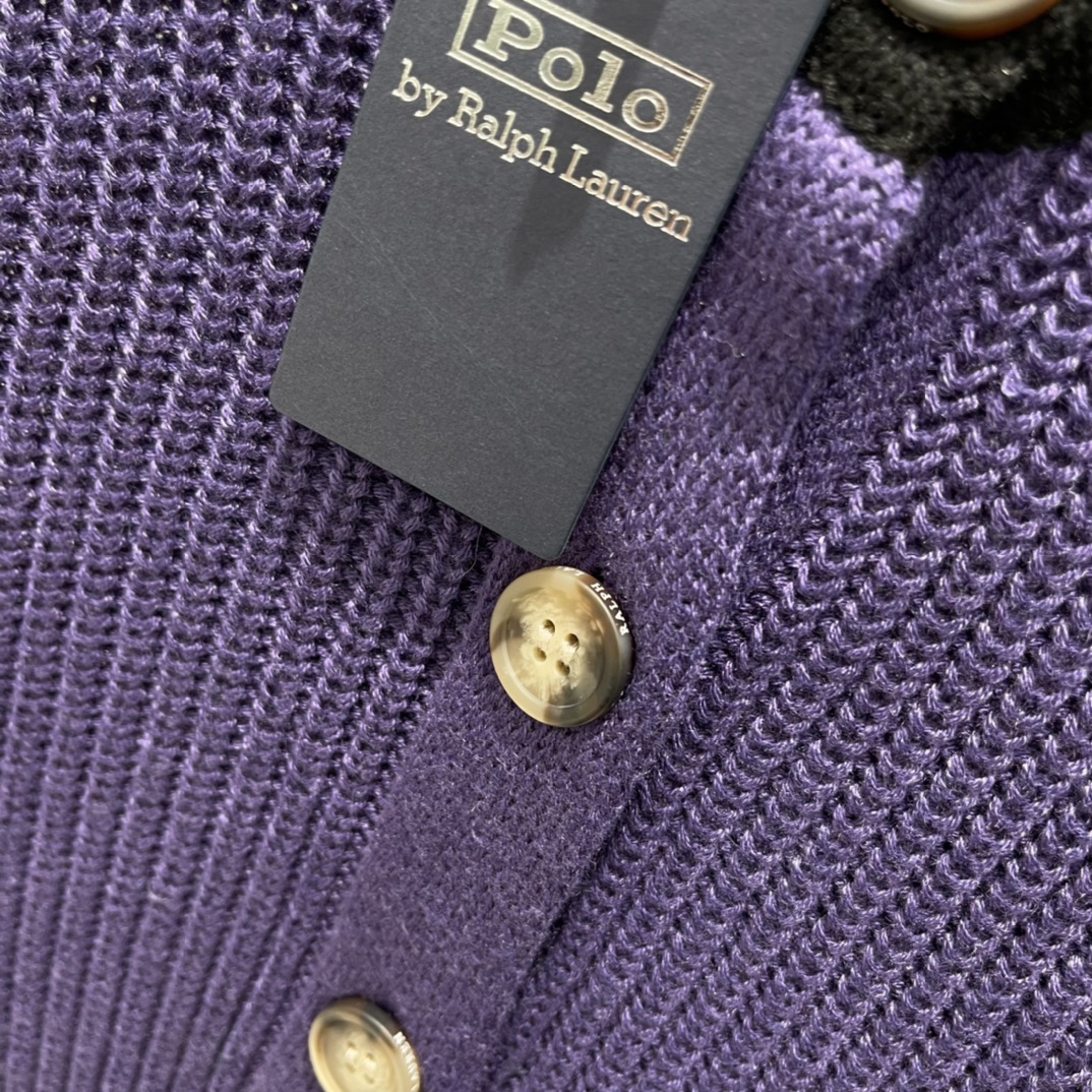 拉夫 25秋冬新款 撞色针织开衫 领口撞色设计 不仅修饰了颈部线条 还增添了几分干练与帅气！👔✨拉夫小马