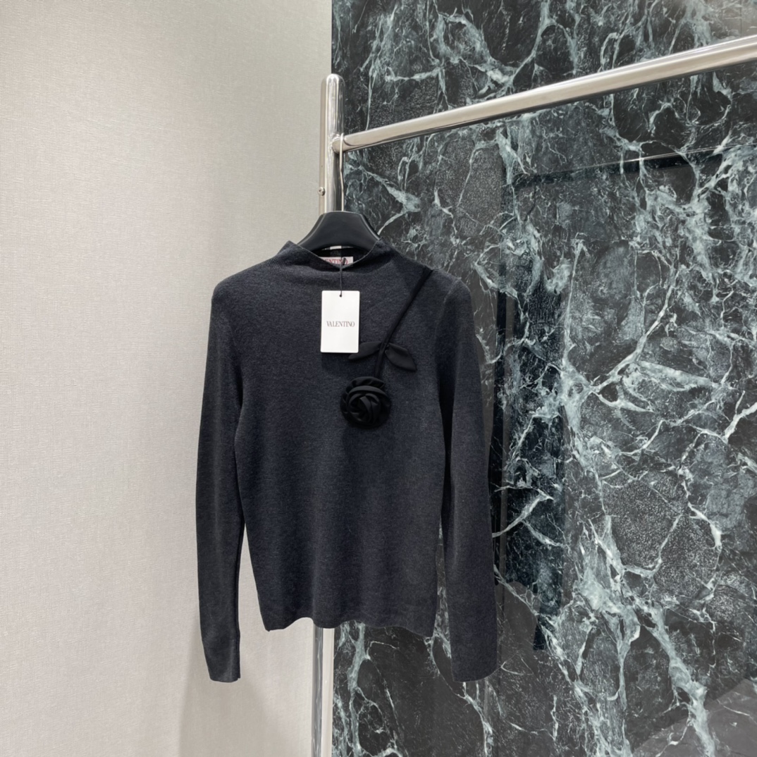 Val华伦 25秋冬新款 玫瑰花打底毛衣 通体素色打底 配合胸前玫瑰钩花图案设计 复古风格强烈 宽松版型