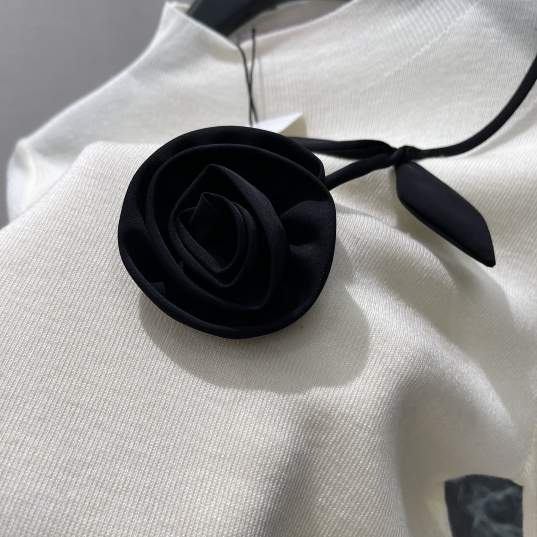 Val华伦 25秋冬新款 玫瑰花打底毛衣 通体素色打底 配合胸前玫瑰钩花图案设计 复古风格强烈 宽松版型