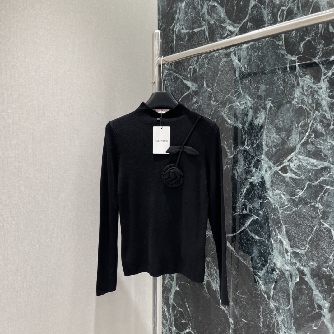 Val华伦 25秋冬新款 玫瑰花打底毛衣 通体素色打底 配合胸前玫瑰钩花图案设计 复古风格强烈 宽松版型