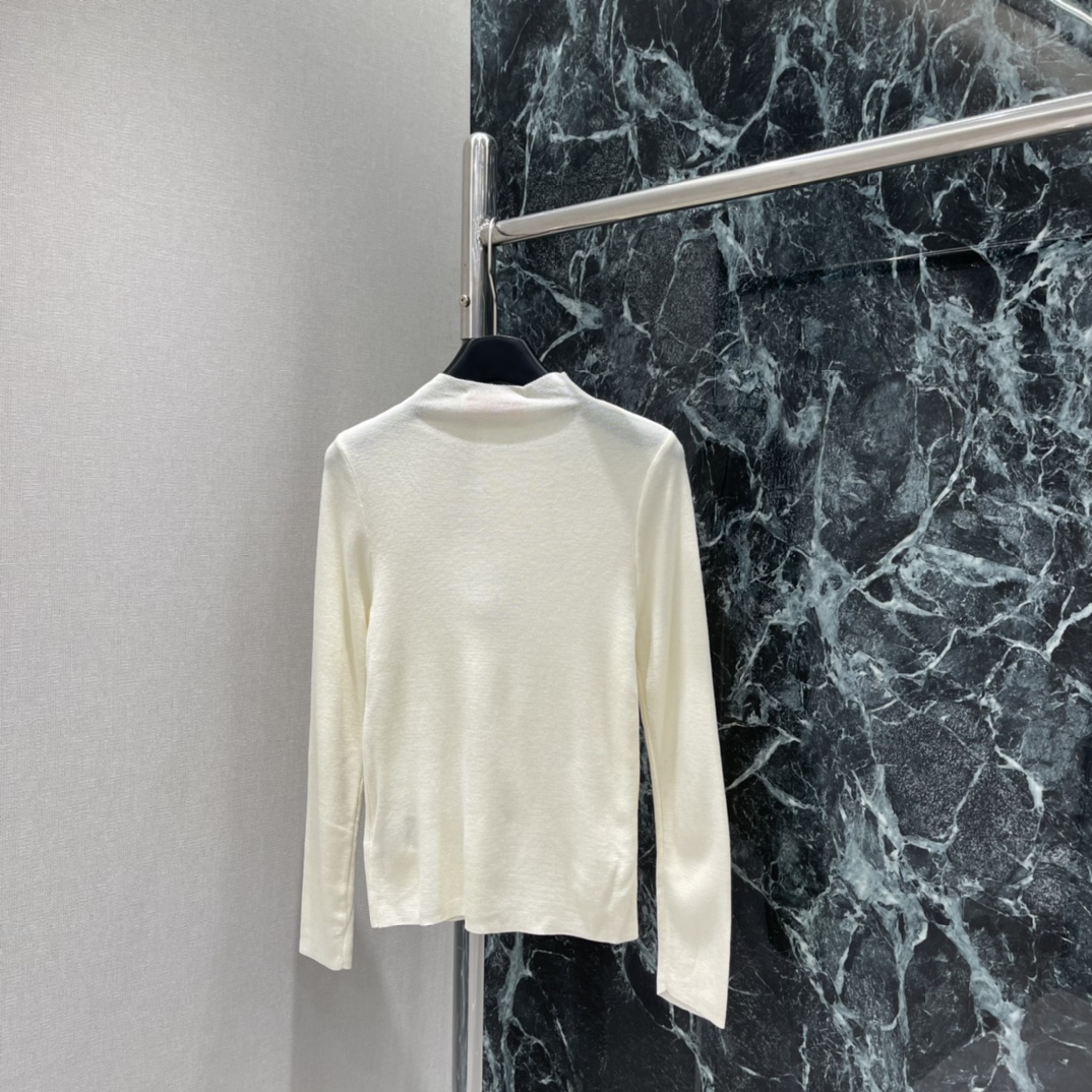 Val华伦 25秋冬新款 玫瑰花打底毛衣 通体素色打底 配合胸前玫瑰钩花图案设计 复古风格强烈 宽松版型