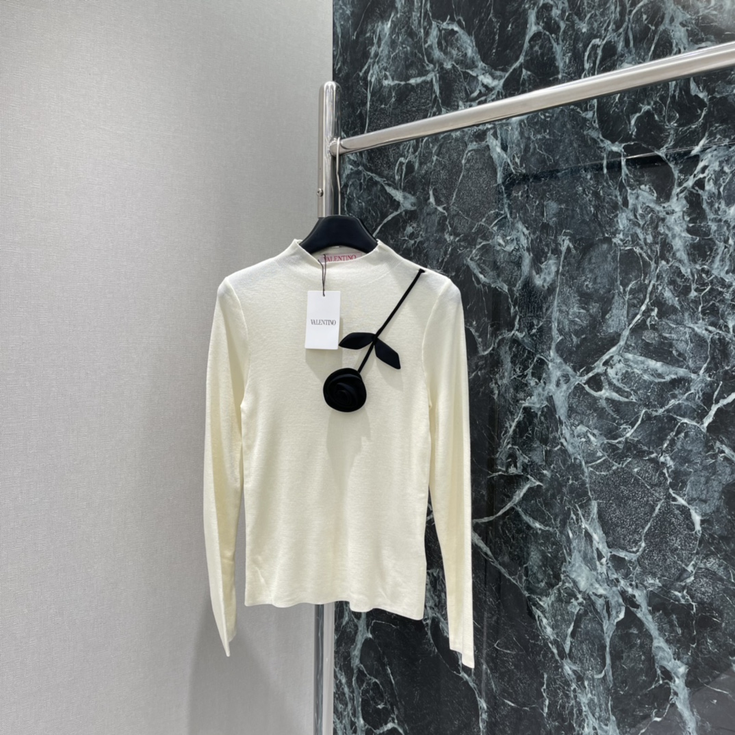 Val华伦 25秋冬新款 玫瑰花打底毛衣 通体素色打底 配合胸前玫瑰钩花图案设计 复古风格强烈 宽松版型