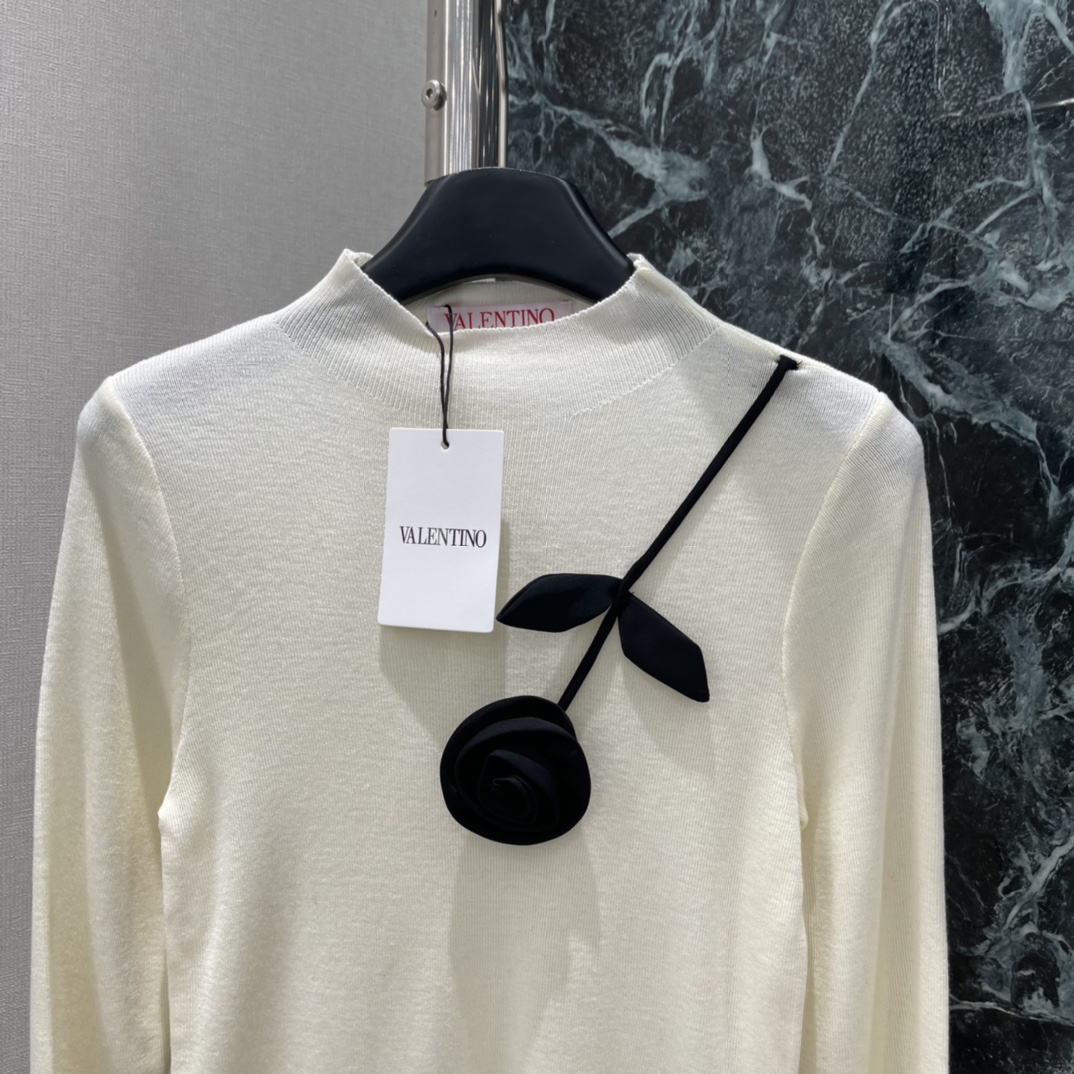 Val华伦 25秋冬新款 玫瑰花打底毛衣 通体素色打底 配合胸前玫瑰钩花图案设计 复古风格强烈 宽松版型