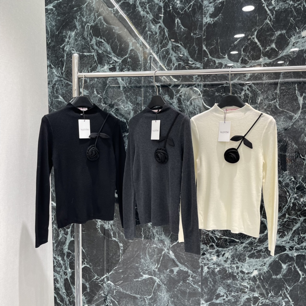 Val华伦 25秋冬新款 玫瑰花打底毛衣 通体素色打底 配合胸前玫瑰钩花图案设计 复古风格强烈 宽松版型