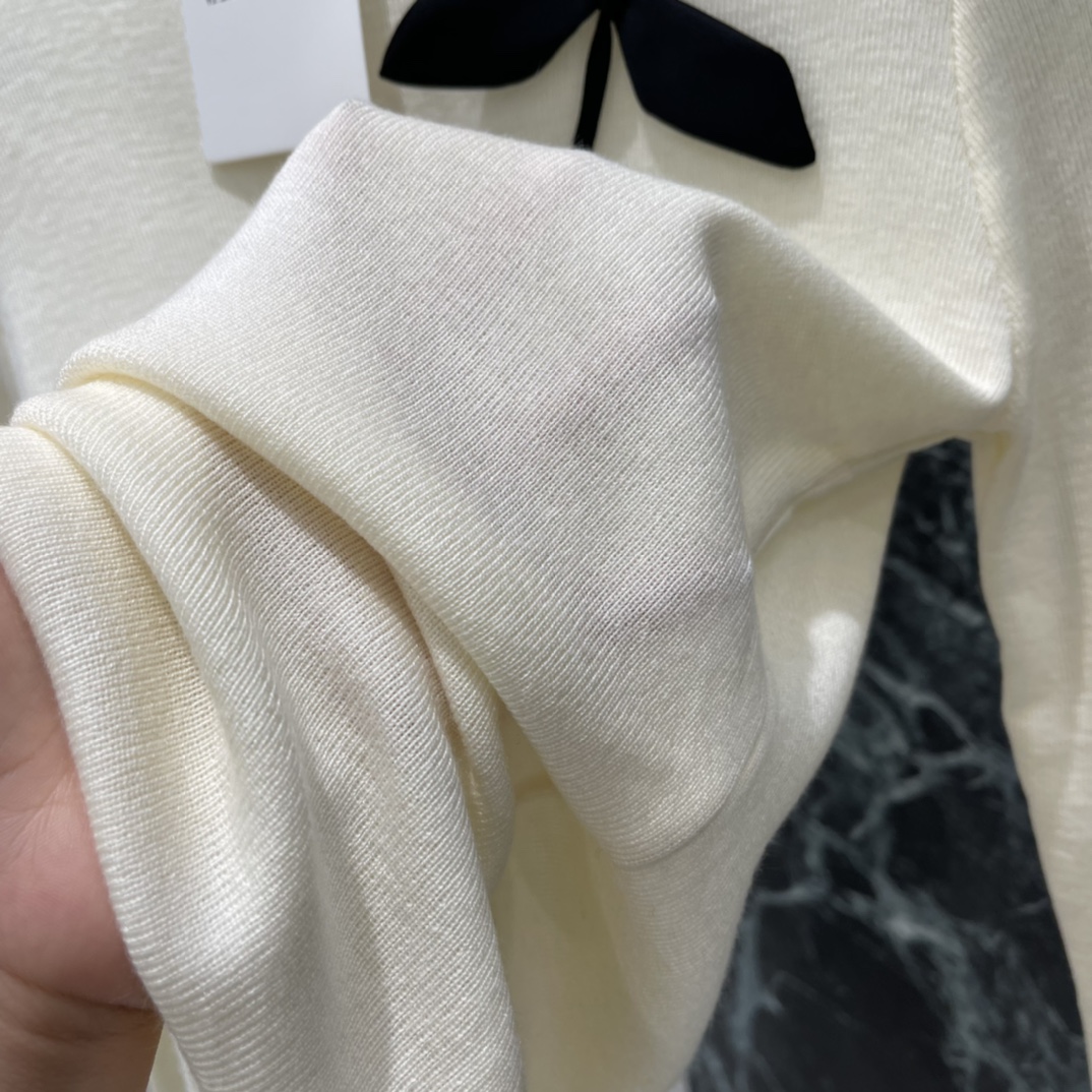 Val华伦 25秋冬新款 玫瑰花打底毛衣 通体素色打底 配合胸前玫瑰钩花图案设计 复古风格强烈 宽松版型