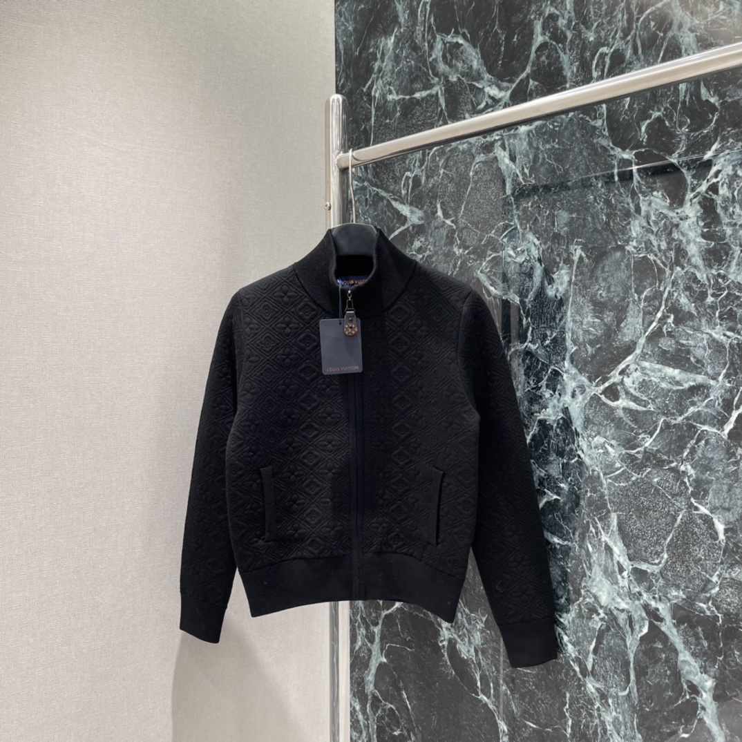 路易 25秋冬新款 提花开衫外套 舒适保暖 领口坑条设计优雅知性成衣袖口以针织螺纹包边收窄整体造型高级通