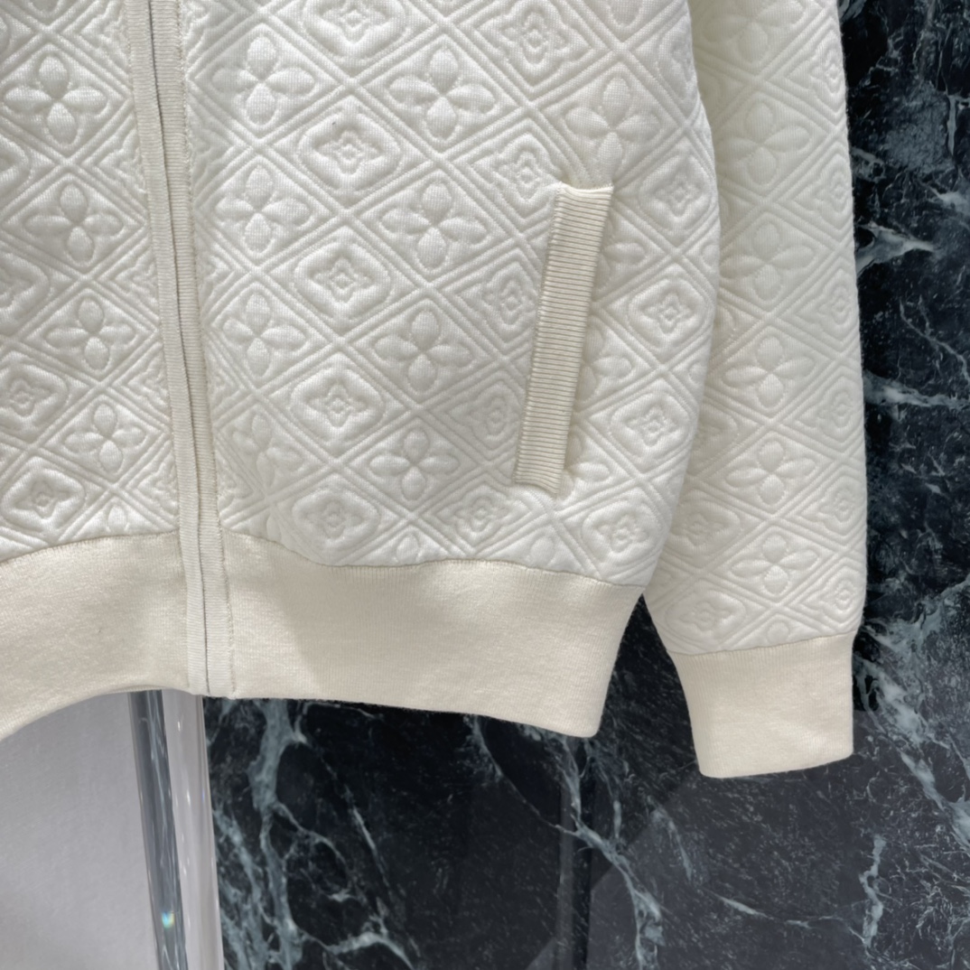 路易 25秋冬新款 提花开衫外套 舒适保暖 领口坑条设计优雅知性成衣袖口以针织螺纹包边收窄整体造型高级通