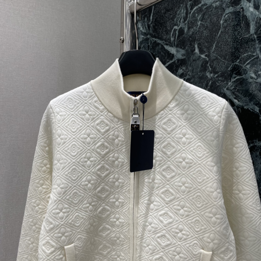 路易 25秋冬新款 提花开衫外套 舒适保暖 领口坑条设计优雅知性成衣袖口以针织螺纹包边收窄整体造型高级通