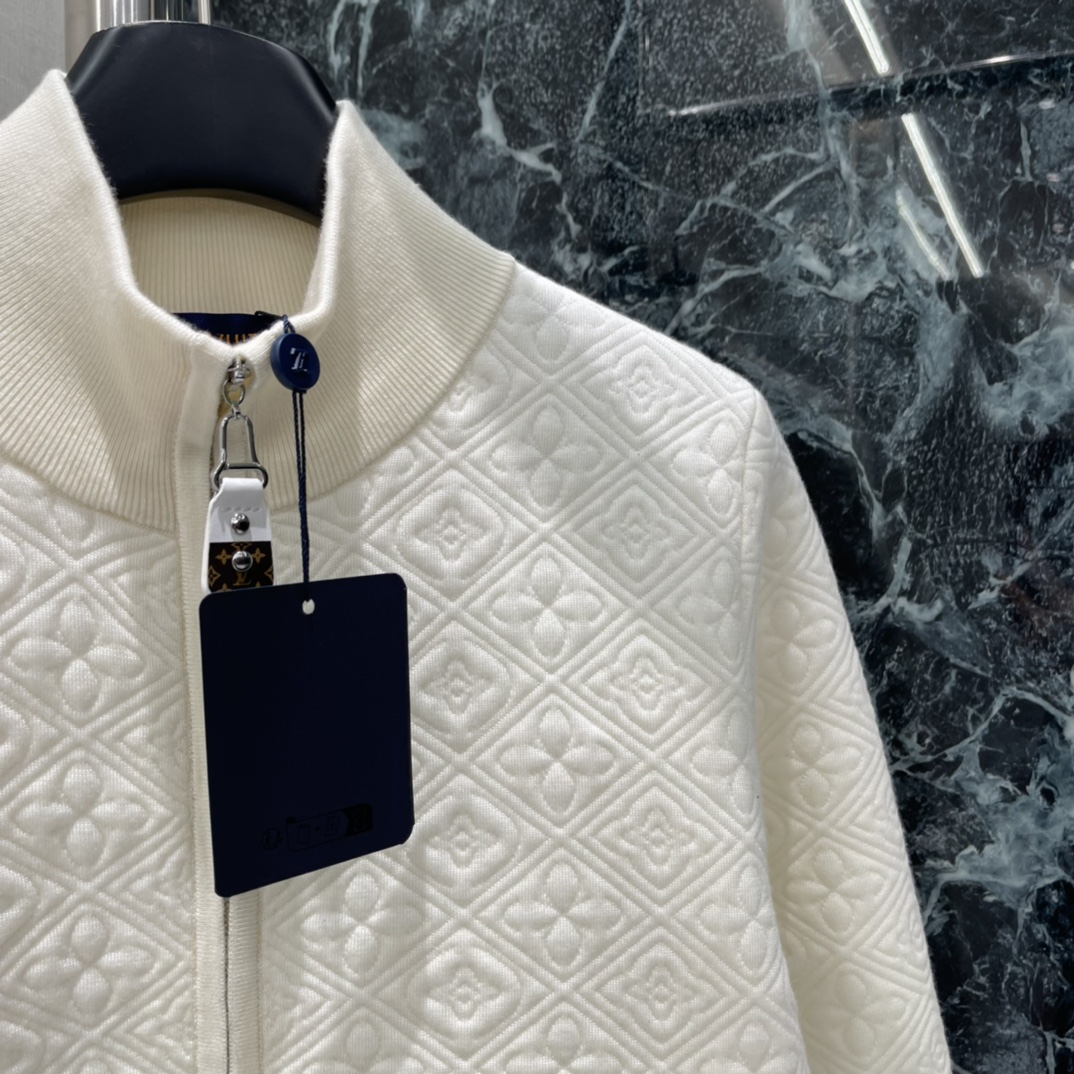 路易 25秋冬新款 提花开衫外套 舒适保暖 领口坑条设计优雅知性成衣袖口以针织螺纹包边收窄整体造型高级通