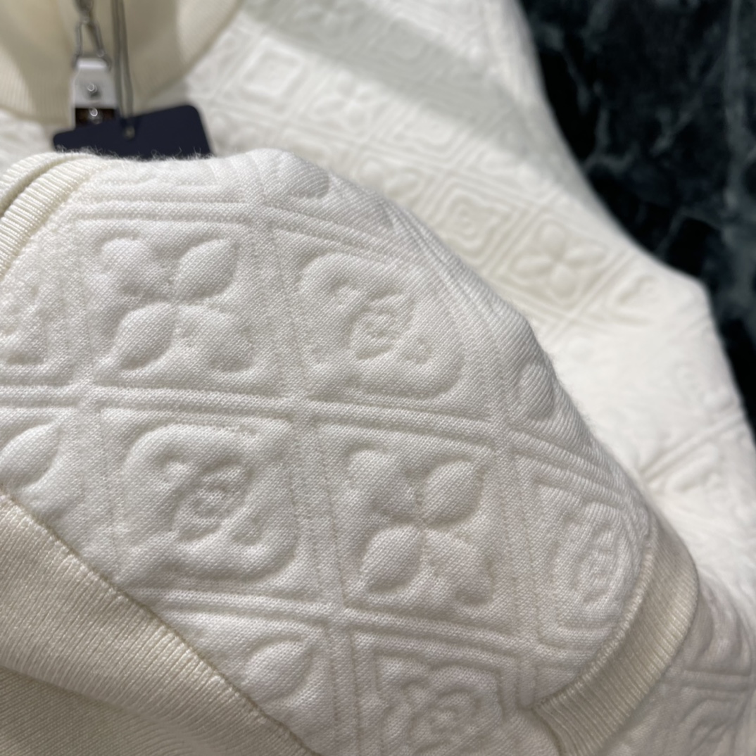 路易 25秋冬新款 提花开衫外套 舒适保暖 领口坑条设计优雅知性成衣袖口以针织螺纹包边收窄整体造型高级通