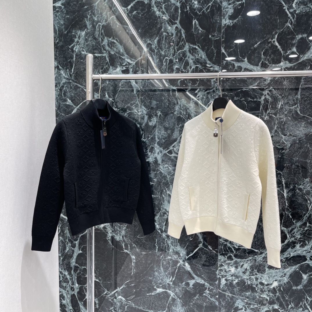 路易 25秋冬新款 提花开衫外套 舒适保暖 领口坑条设计优雅知性成衣袖口以针织螺纹包边收窄整体造型高级通