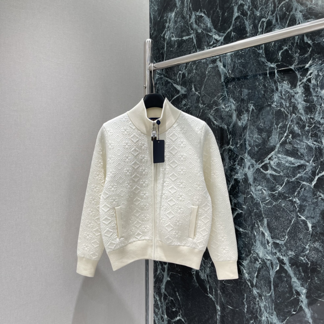 路易 25秋冬新款 提花开衫外套 舒适保暖 领口坑条设计优雅知性成衣袖口以针织螺纹包边收窄整体造型高级通