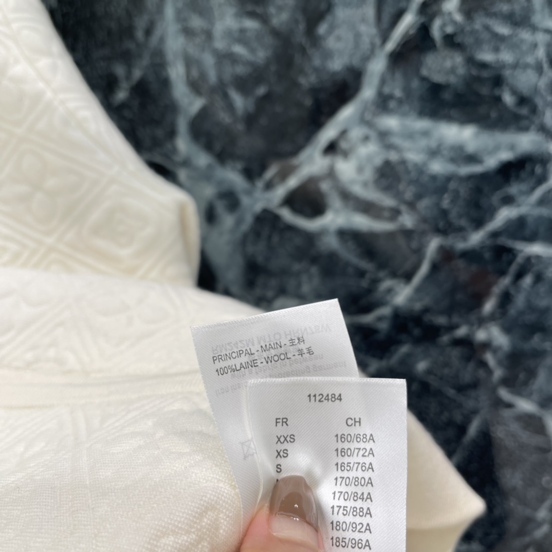 路易 25秋冬新款 提花开衫外套 舒适保暖 领口坑条设计优雅知性成衣袖口以针织螺纹包边收窄整体造型高级通