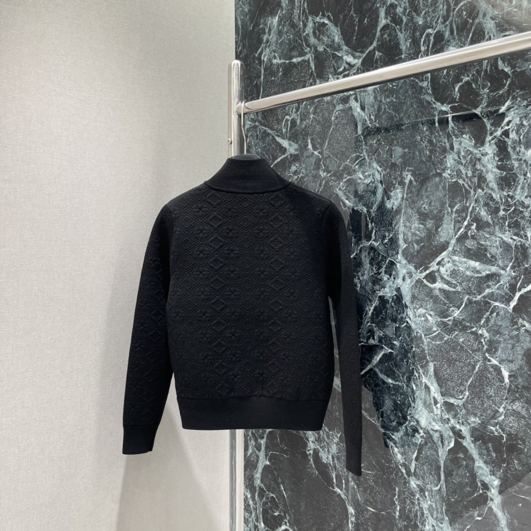 路易 25秋冬新款 提花开衫外套 舒适保暖 领口坑条设计优雅知性成衣袖口以针织螺纹包边收窄整体造型高级通