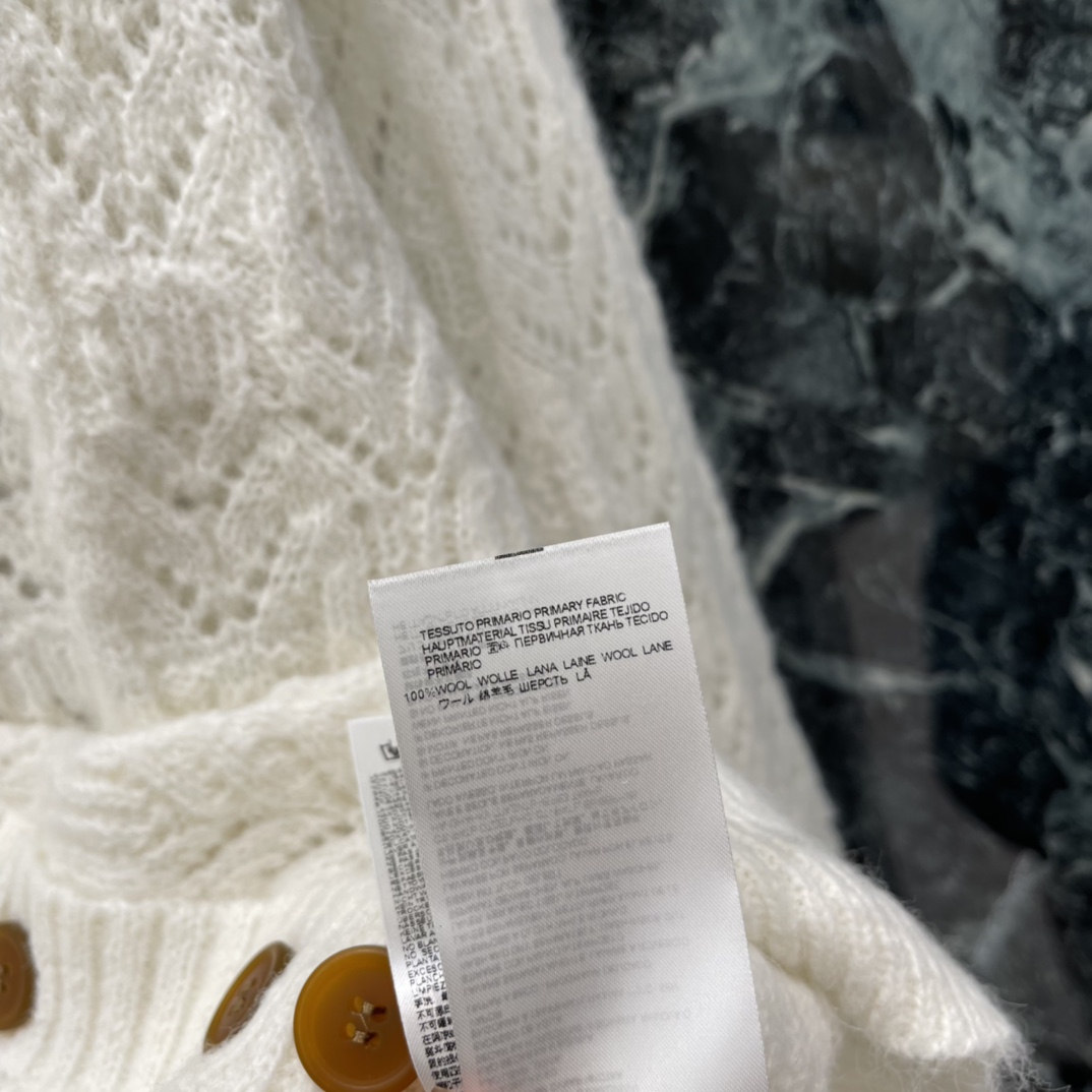 土星 25秋冬新款 镂空针织开衫 胸前经典刺绣图案 V领开衫版型万年经典百搭 简单且高级 上身活泼俏皮落