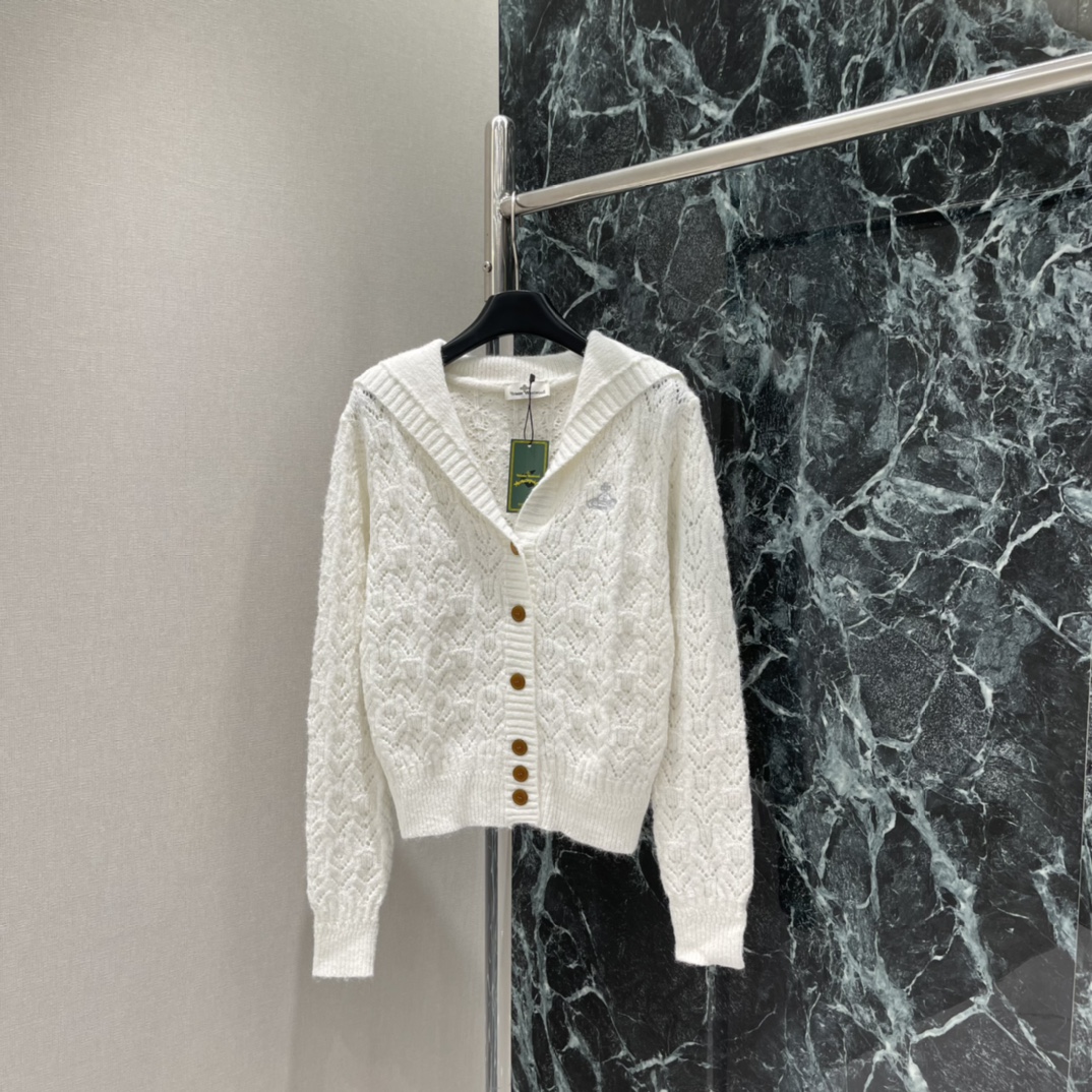 土星 25秋冬新款 镂空针织开衫 胸前经典刺绣图案 V领开衫版型万年经典百搭 简单且高级 上身活泼俏皮落