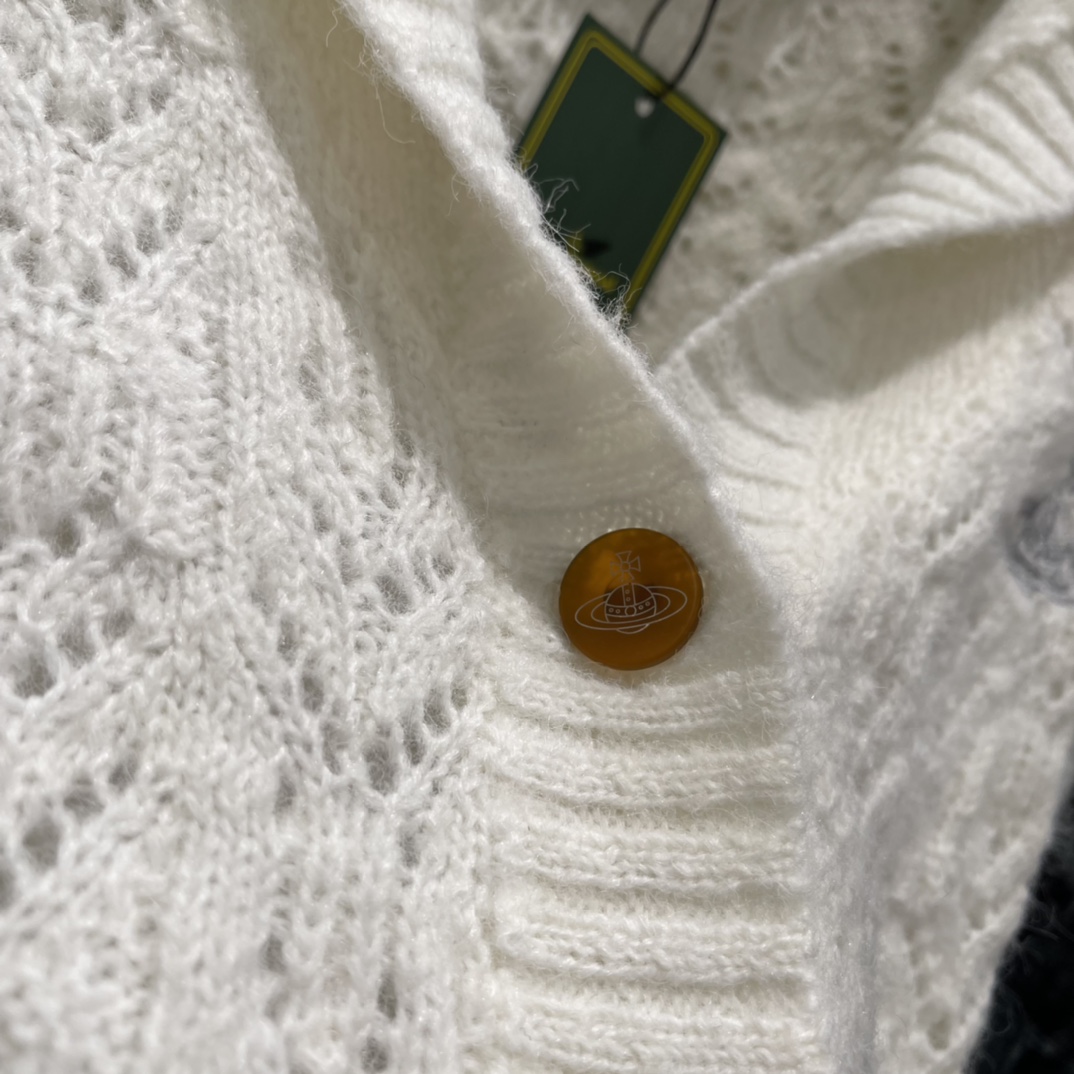 土星 25秋冬新款 镂空针织开衫 胸前经典刺绣图案 V领开衫版型万年经典百搭 简单且高级 上身活泼俏皮落