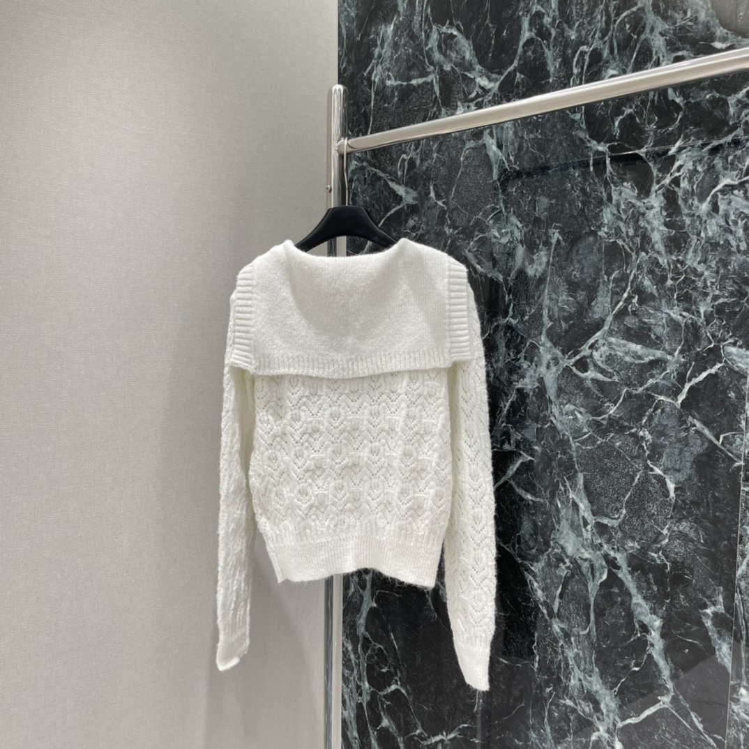 土星 25秋冬新款 镂空针织开衫 胸前经典刺绣图案 V领开衫版型万年经典百搭 简单且高级 上身活泼俏皮落