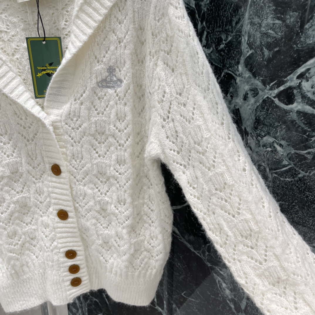 土星 25秋冬新款 镂空针织开衫 胸前经典刺绣图案 V领开衫版型万年经典百搭 简单且高级 上身活泼俏皮落